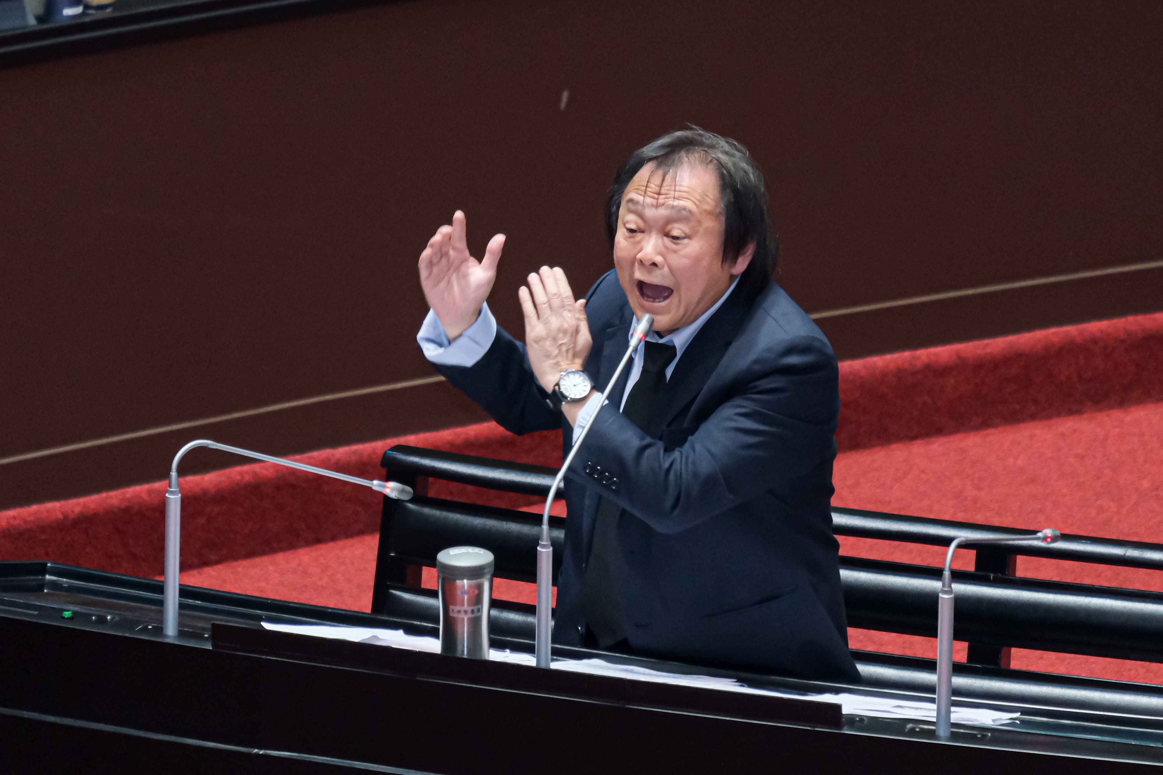 20251031-民進黨立委王世堅31日於立法院議場進行質詢。（劉偉宏攝）