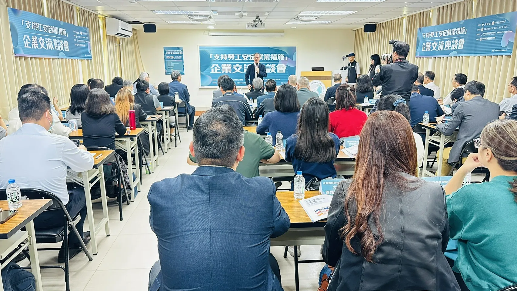 勞動部29日於桃竹苗地區舉辦「支持勞工安定就業措施」企業交流座談會，吸引數十家廠商代表到場參與。（圖／勞動力發展署桃竹苗分署提供）