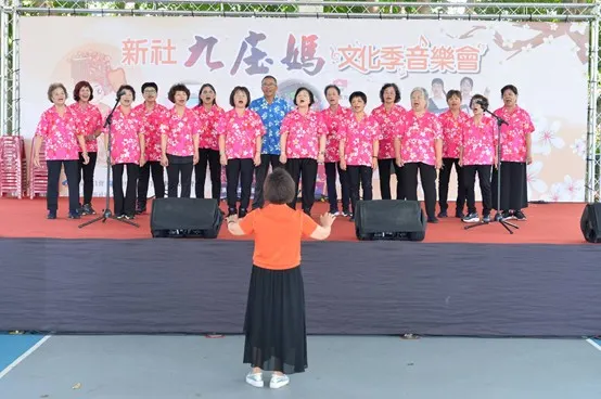 新社九庄媽音樂會有愛苗幼兒園、大南社區非洲鼓班及東興社區歌謠班等在地團體接力演出。(圖/台中市政府)