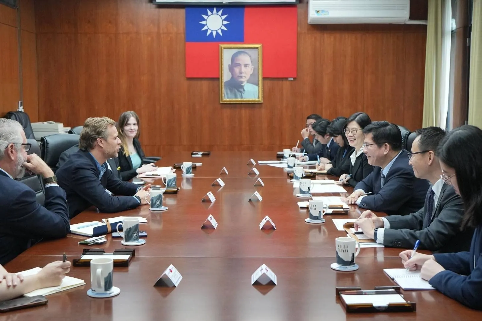 20251030-外交部長林佳龍接見立陶宛外交部前部長藍柏吉斯率領美國智庫大西洋理事會籌組的跨大西洋高階訪問團。（外交部提供）