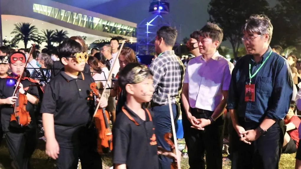 副市長李懷仁（右一）、教育局長吳立森（右二）到場，熱情的大小朋友互動。（圖/高市教育局提供）