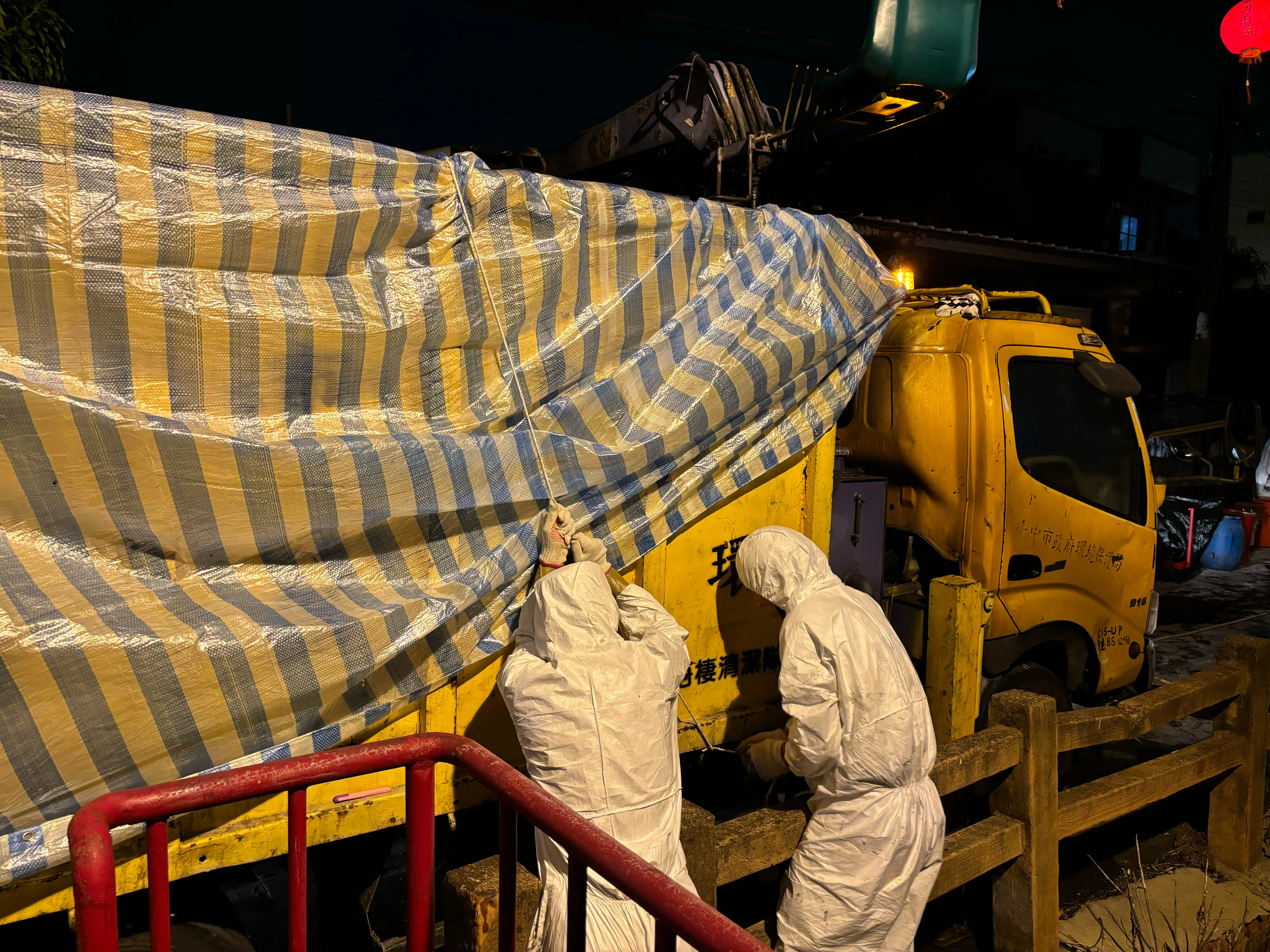 台中養豬場爆非洲豬瘟，豬糞厚達10公分難清除，國軍投入防疫戰。（圖／台中市政府提供）