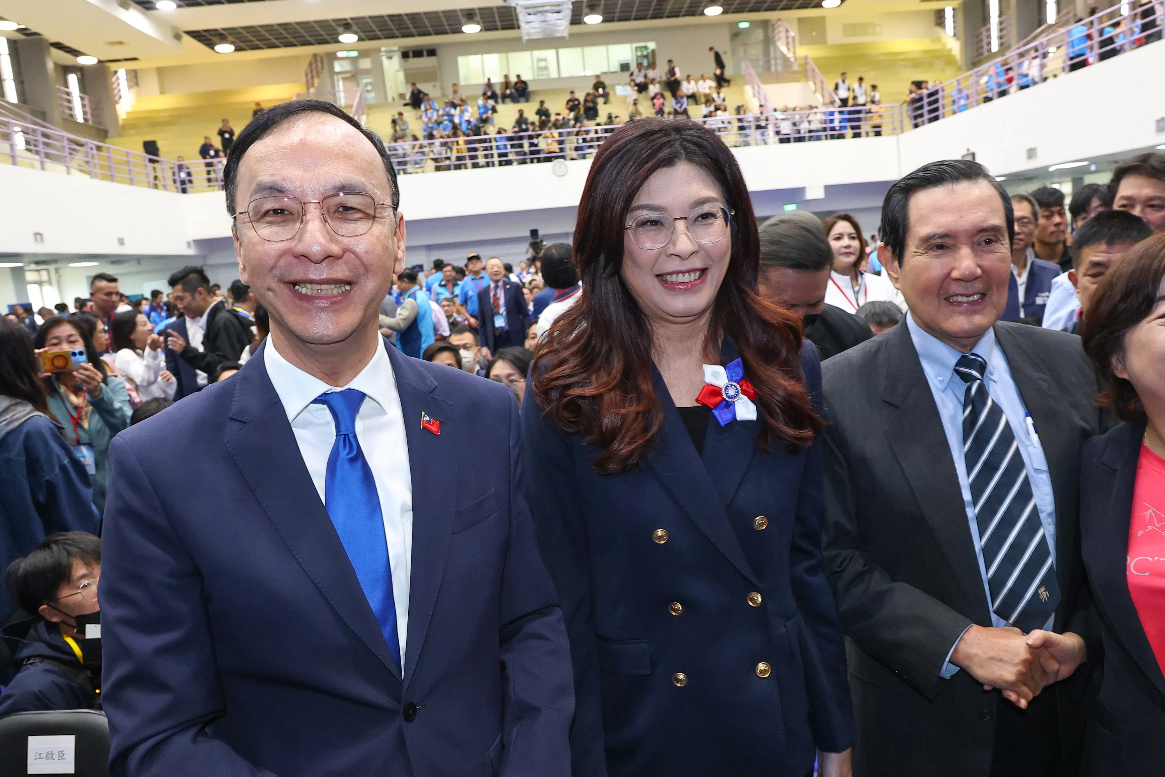 20251101-新任国民党主席鄭麗文（中）、卸任の朱立倫（左）、元大統領馬英九（右）1日出席国民党第22回会議。颜麟宇摄）