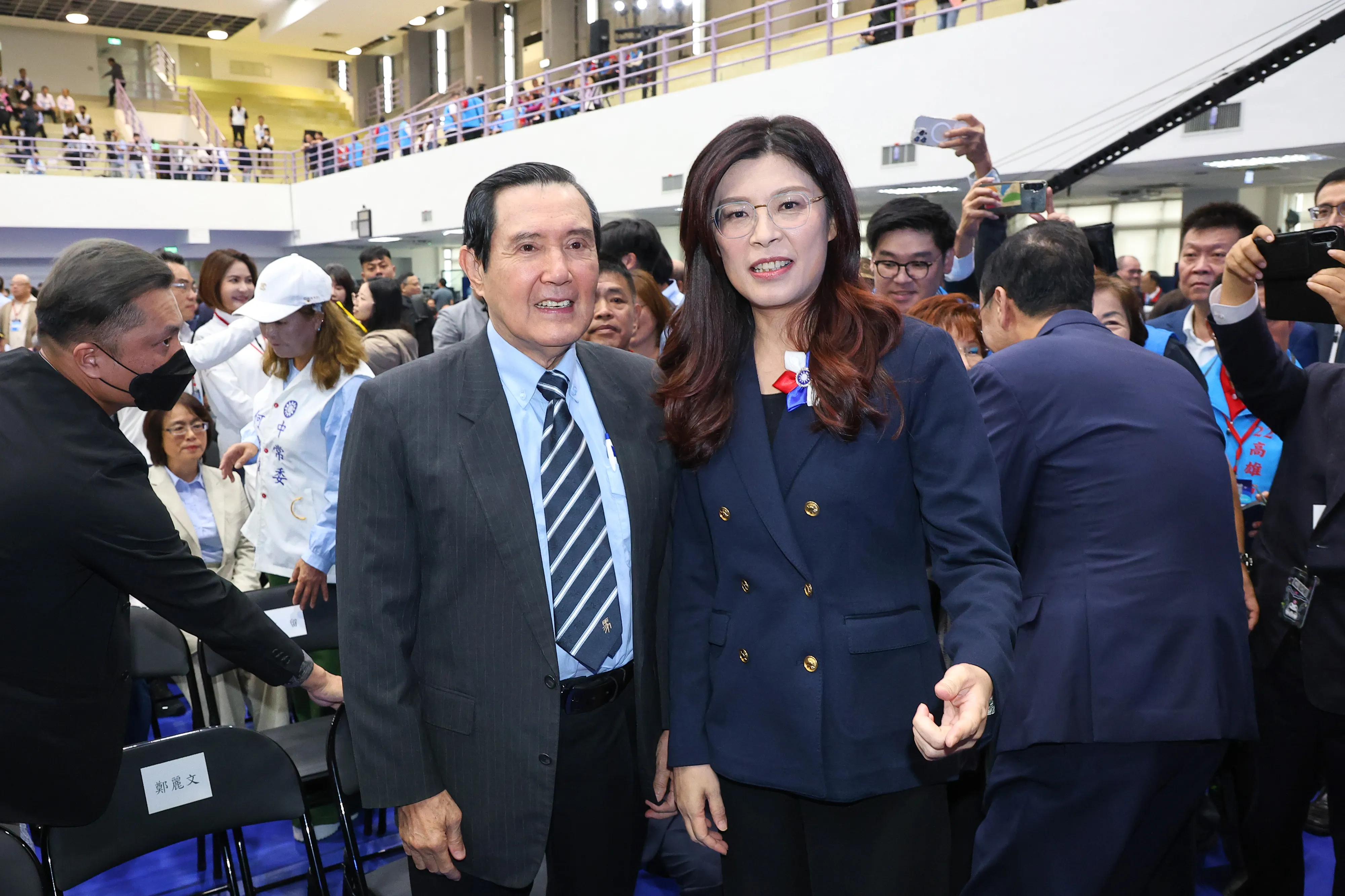 20251101-新任國民黨主席鄭麗文（右）、前總統馬英九（左）1日出席國民黨第22屆第1次全代會。（顏麟宇攝）