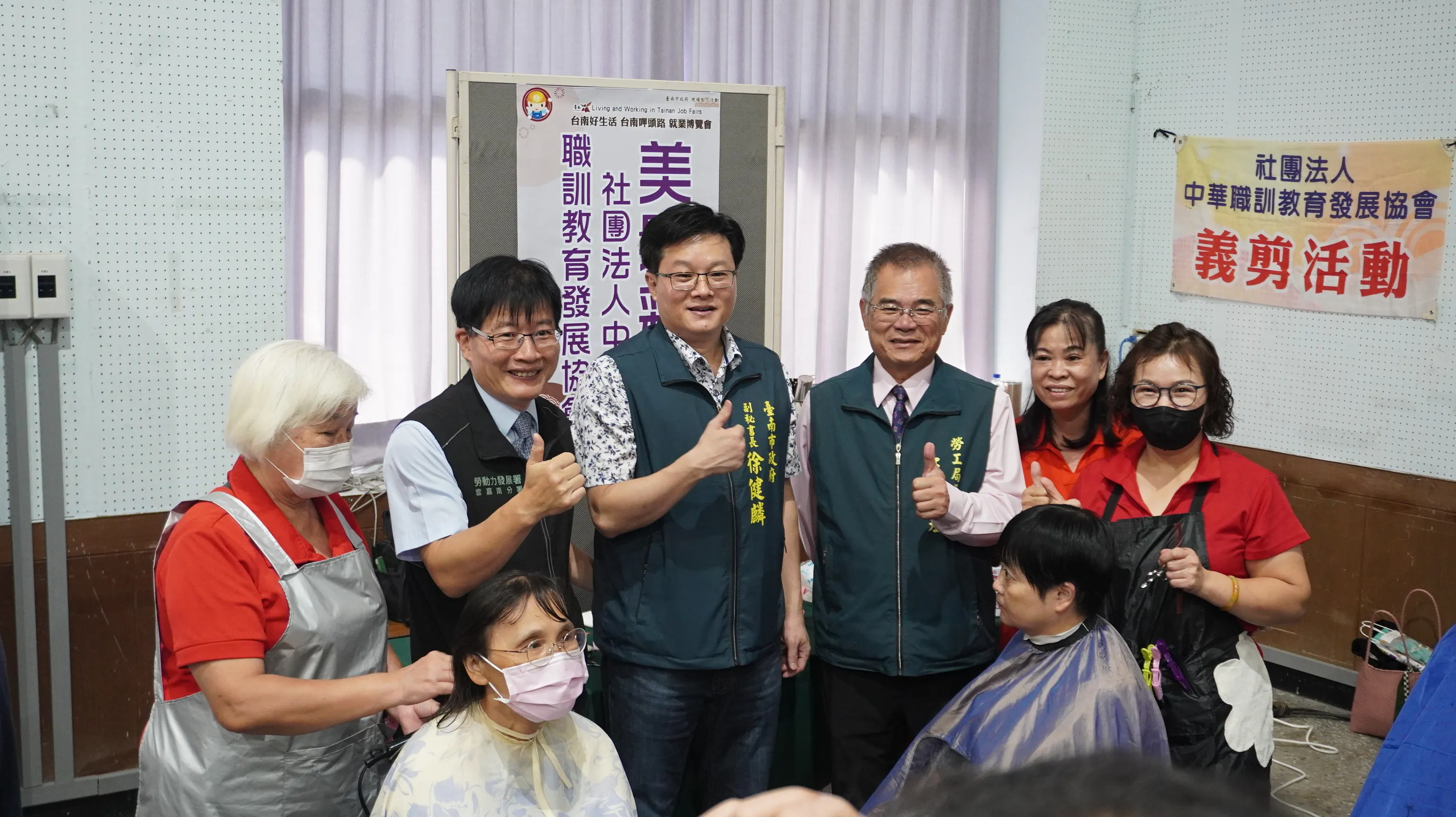 副祕書長徐健麟、勞動部勞動力發展署雲嘉南分署分署長劉邦棟及參與就博會貴賓一同合影。（圖/台南市政府）