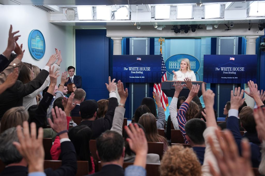 現任白宮發言人李維特（Karoline Leavitt）正在主持記者會。（美聯社）