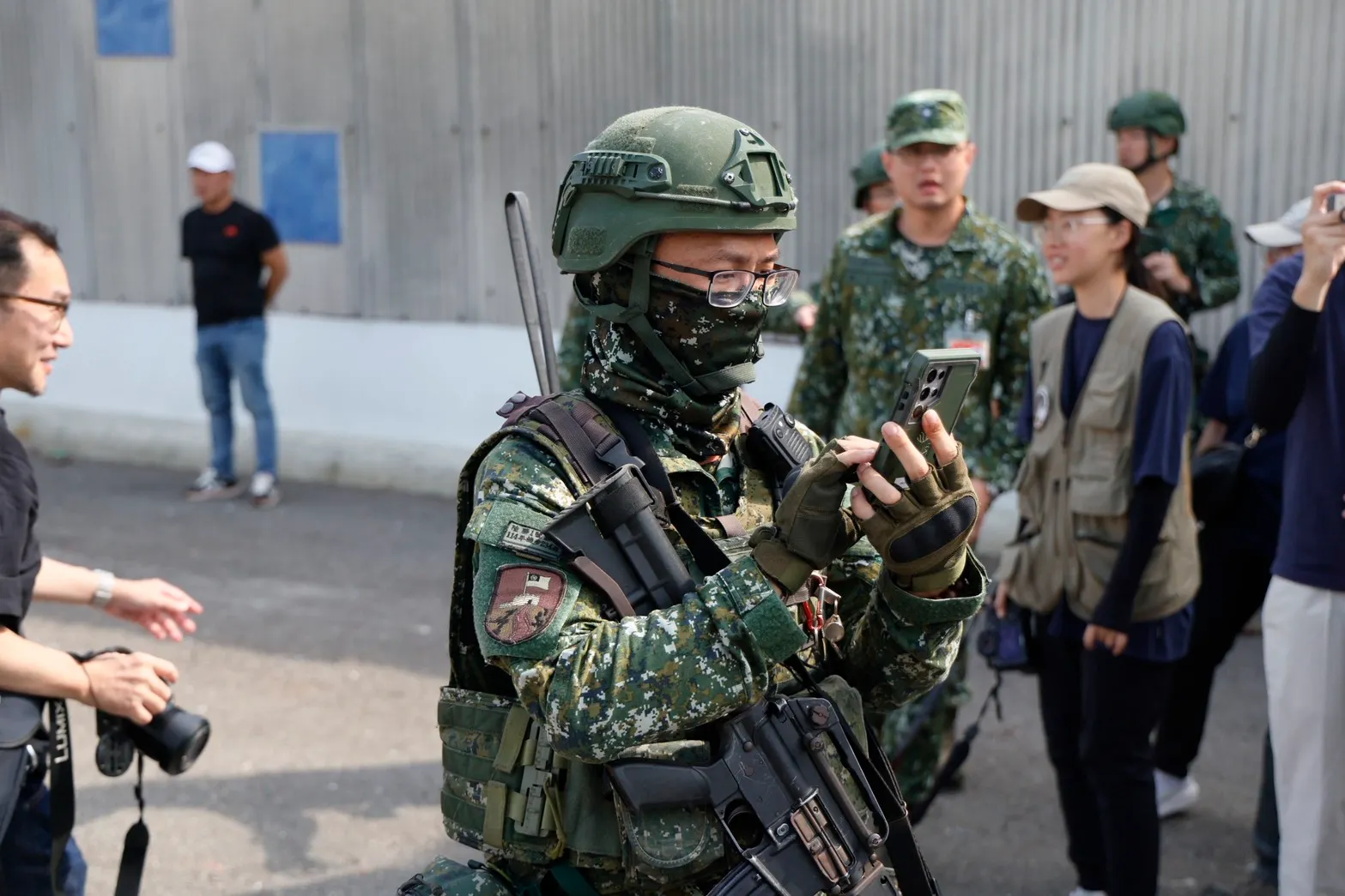 20251101-國軍近日展開「陸勝操演」，官兵使用ATAK系統手機。（張曜麟攝）