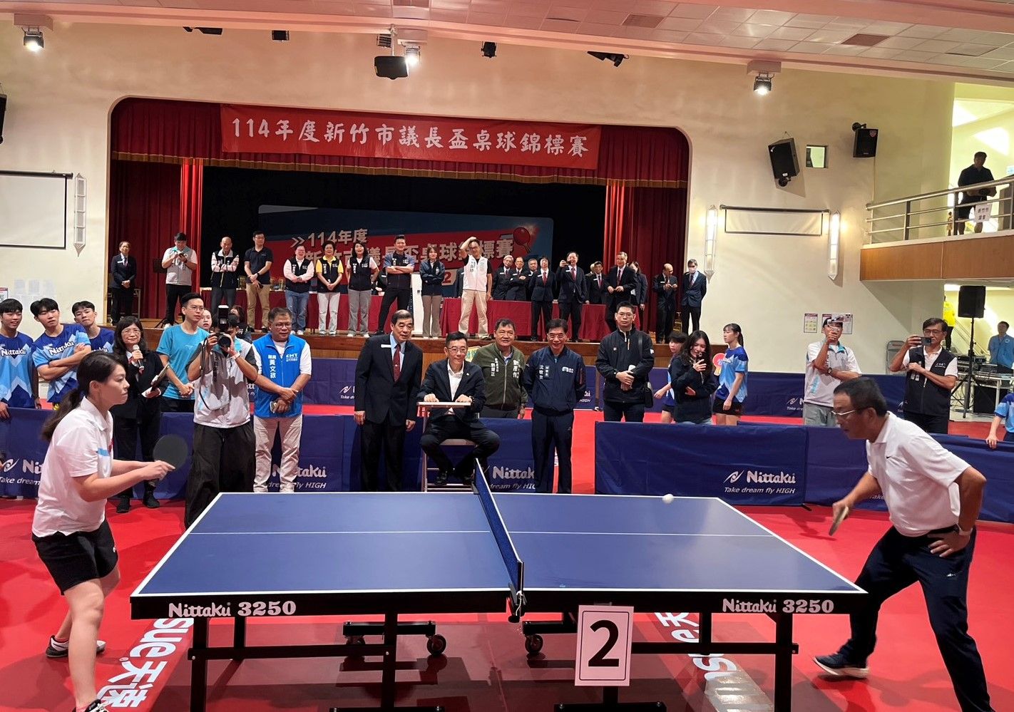 新竹市長高虹安（左）與副議長余邦彥（右）擔任竹市議長盃桌球賽開球嘉賓。（圖／新竹市議會提供）