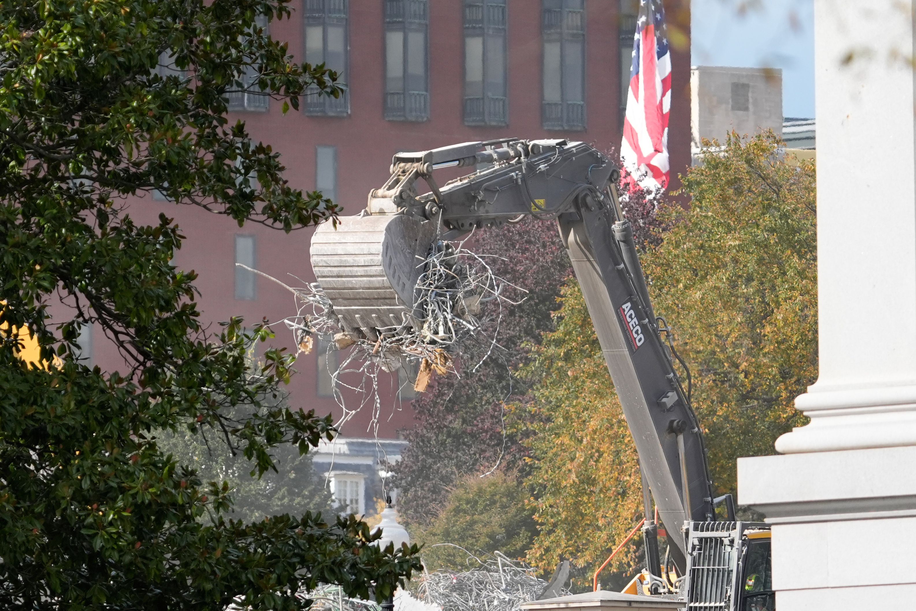 2025年10月24日、一台挖土機正在清理白宮東翼拆除後的瓦礫，為即將開始的新宴會廳建設做準備。 （AP）