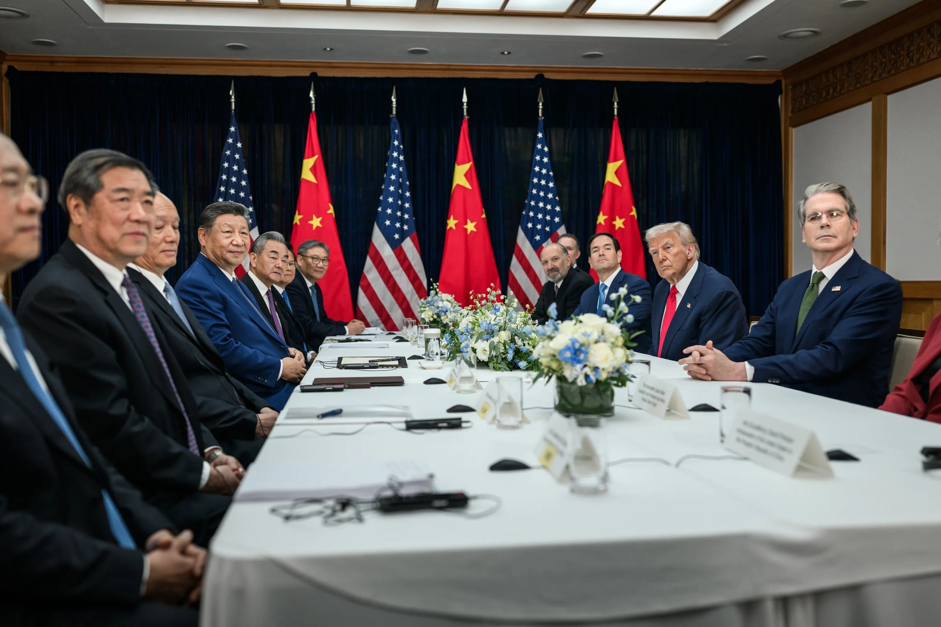 米国大統領トランプは国務長官のルビオ、財務長官のベケットを率いて、習近平らと会談を行った。（ホワイトハウス公式サイトより）