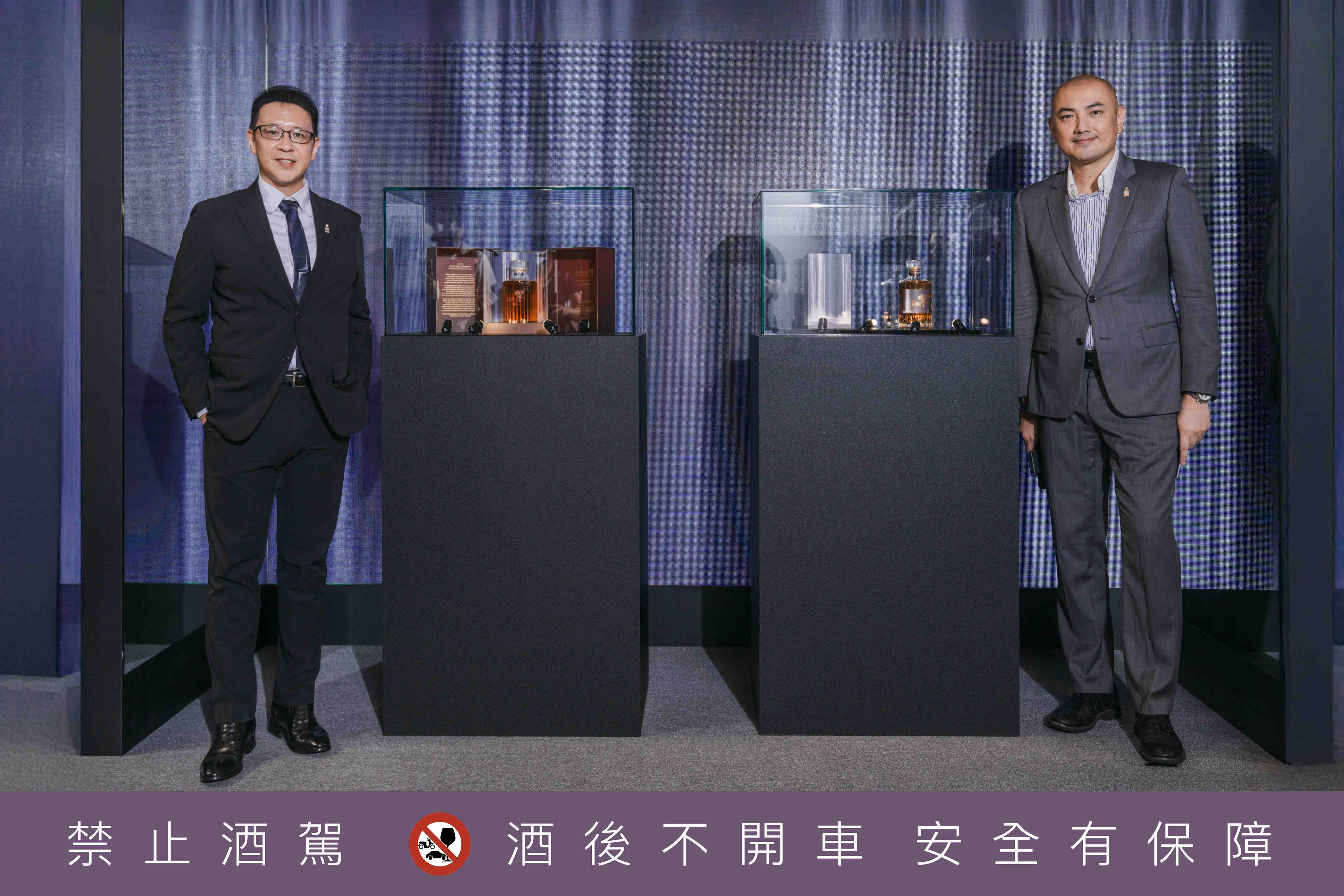 三得利 「響 藝境珍藏 藝術特展」左起賓三得利總經理顧令德、品牌大使 Johnny