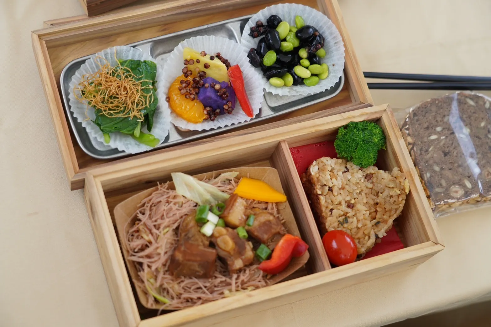 紅高粱米飯糰熱銷4000顆改版新包裝。（圖／青流復域農產運銷合作社提供）