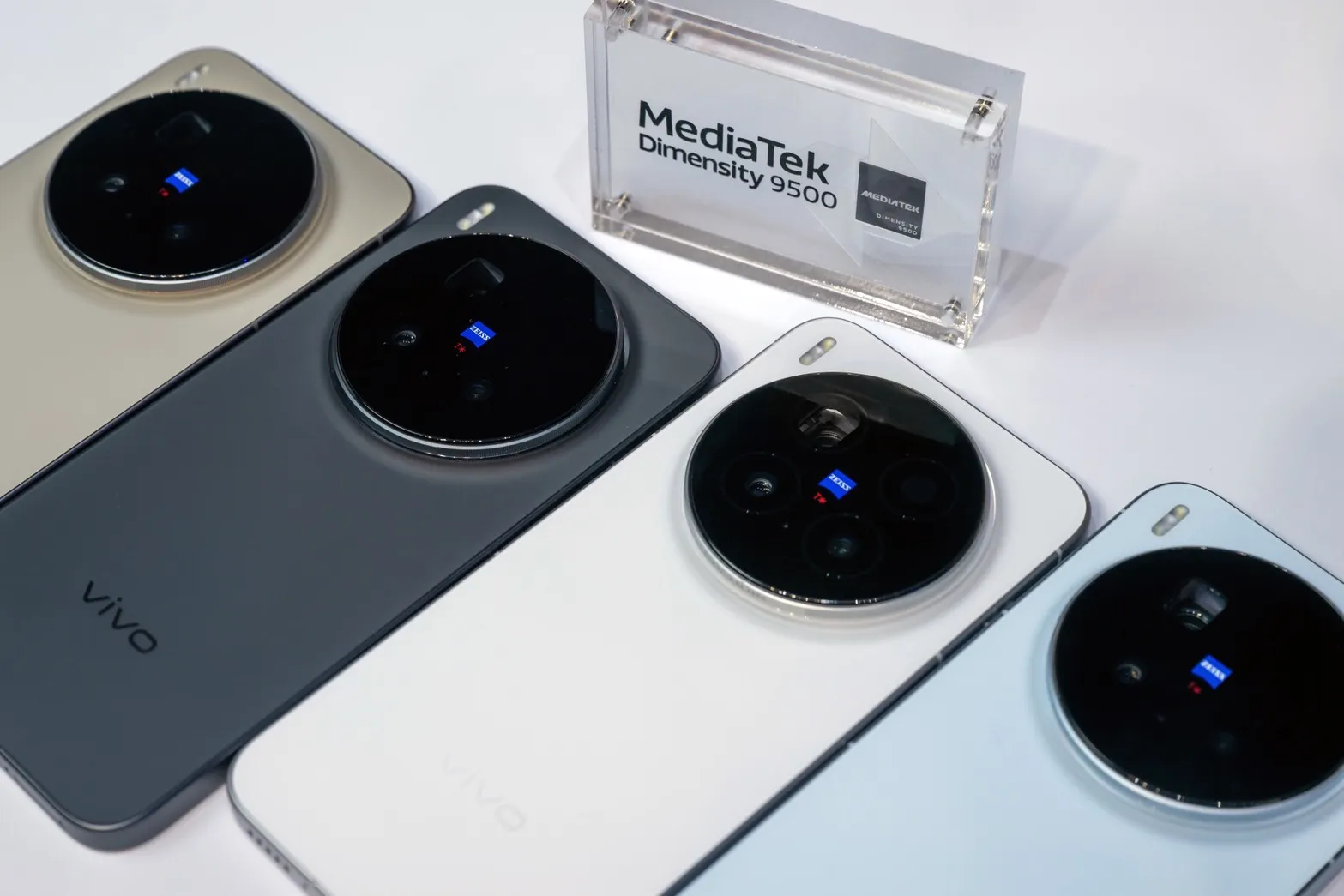 vivo攜手聯發科技與蔡司共同推出全新vivo X300極限旗艦系列。（vivo提供）