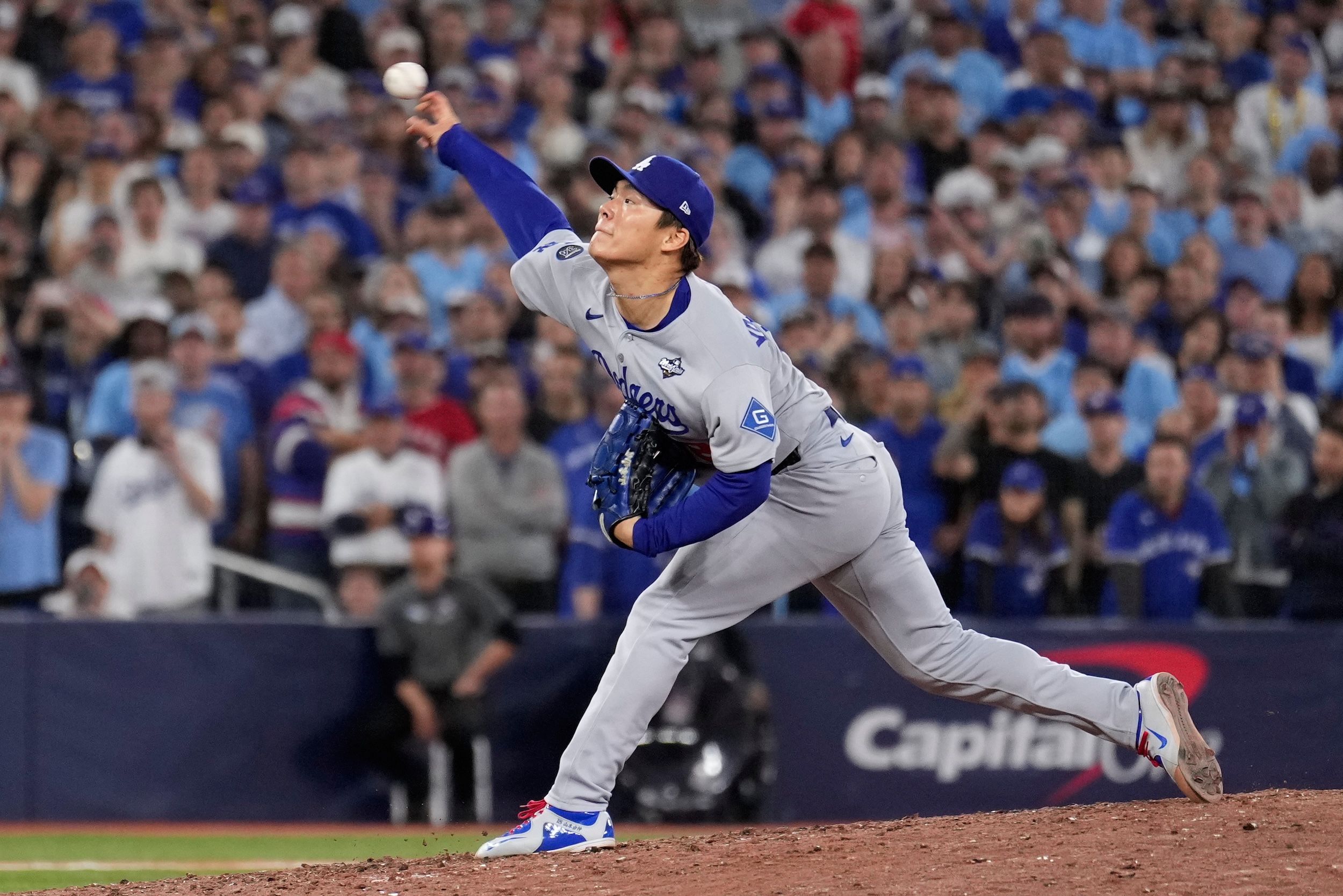 ロサンゼルスドジャースの日系エース山本由伸がワールドシリーズ第7戦で試合を制し、チームを二連覇へと導いた。（AP通信）