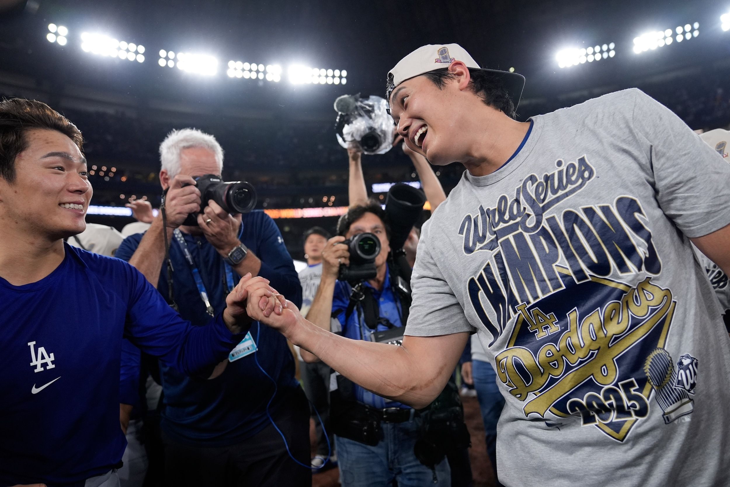 ロサンゼルスドジャースがワールドシリーズ二連覇を達成、大谷翔平氏と山本由伸氏が喜びを分かち合う。（AP通信）