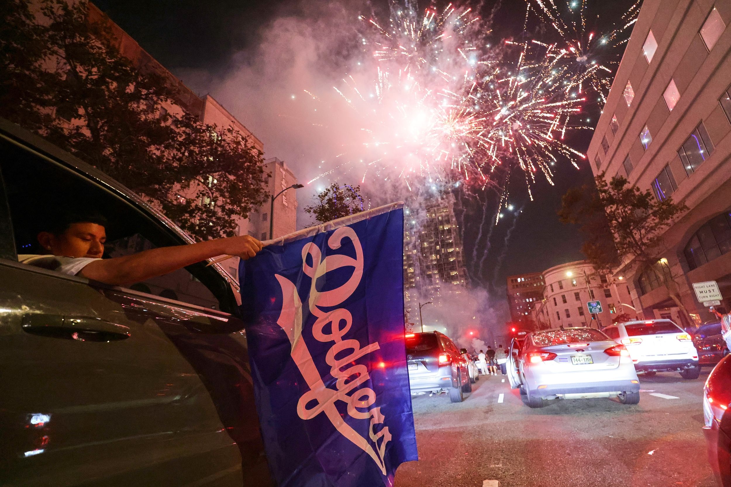 ドジャースがワールドシリーズ二連覇を達成し、ロサンゼルスの街が歓喜に沸いた。（AP通信）