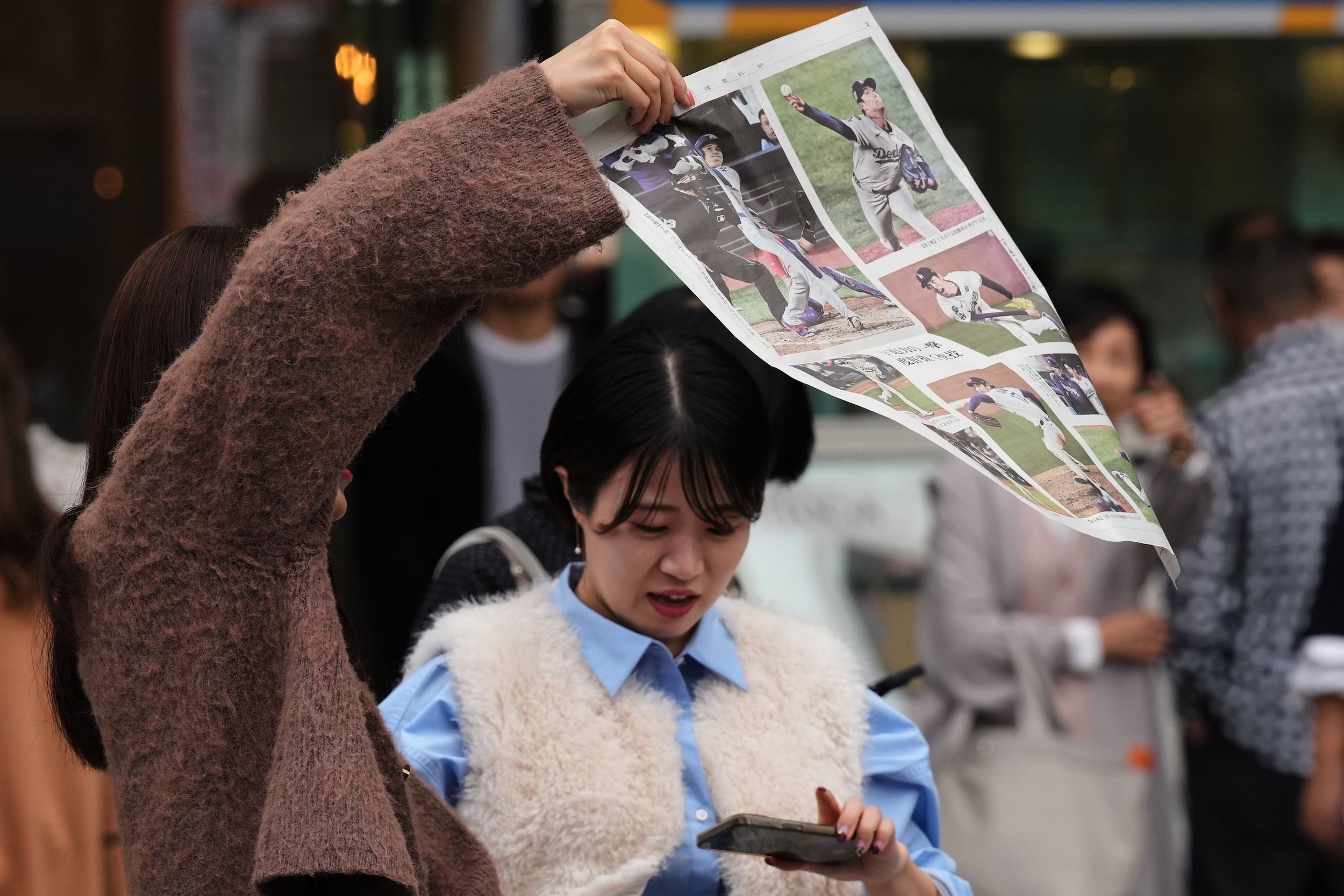 ドジャース達成のワールドシリーズ二連覇、山本由伸氏がMVPを獲得、日本東京も号外を発行。（AP通信）