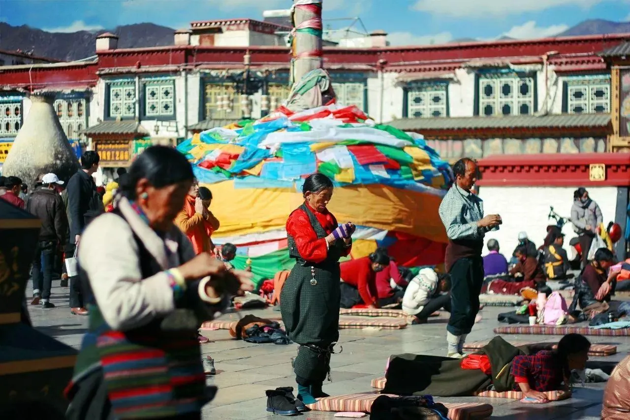 大昭寺前膜拜的信徒，行五體投地大法。（何逸琪提供）