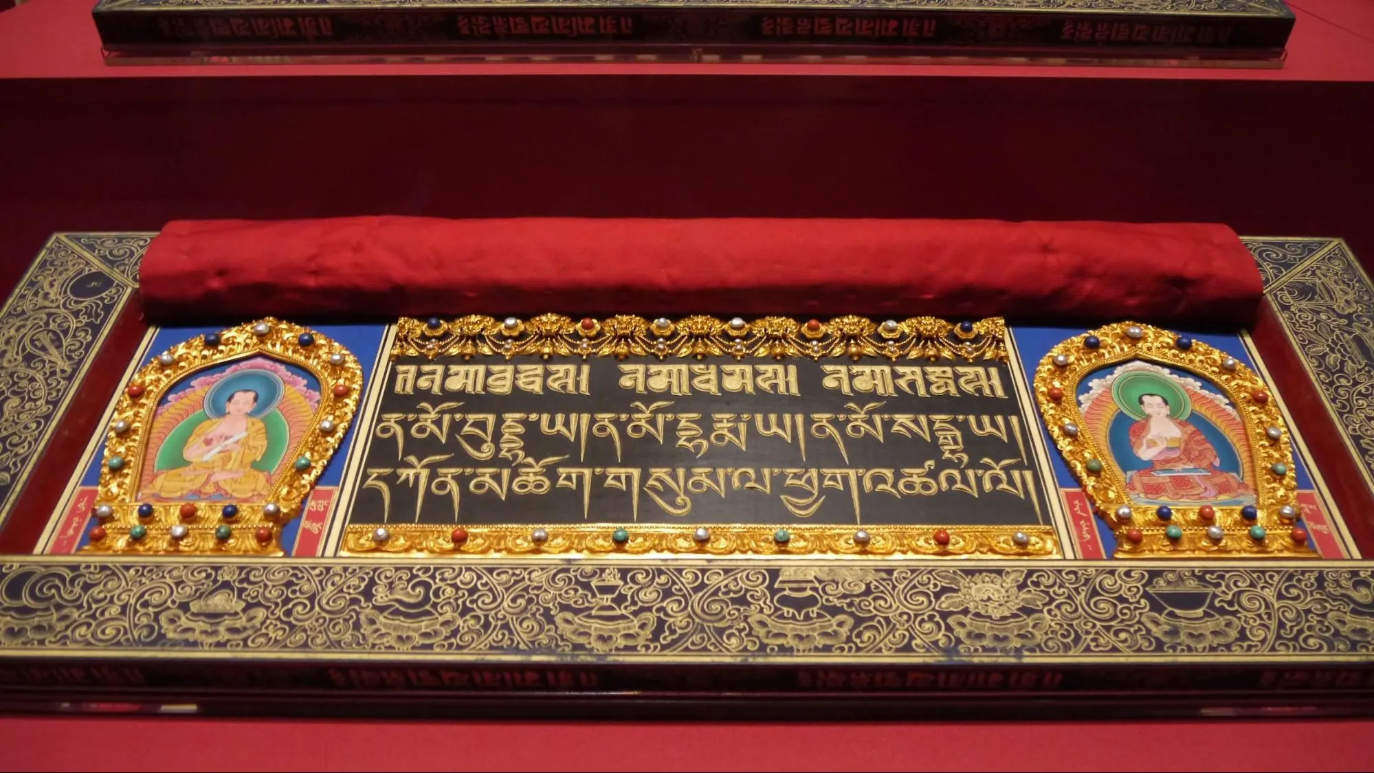  以藏文書寫的佛經。（作者攝於故宮南院博物館）