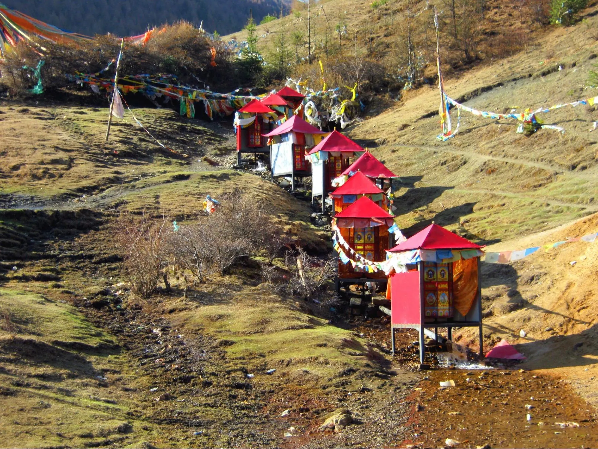 融化的雪水推動轉經輪（康區的亞拉雪山）。（何逸琪提供）