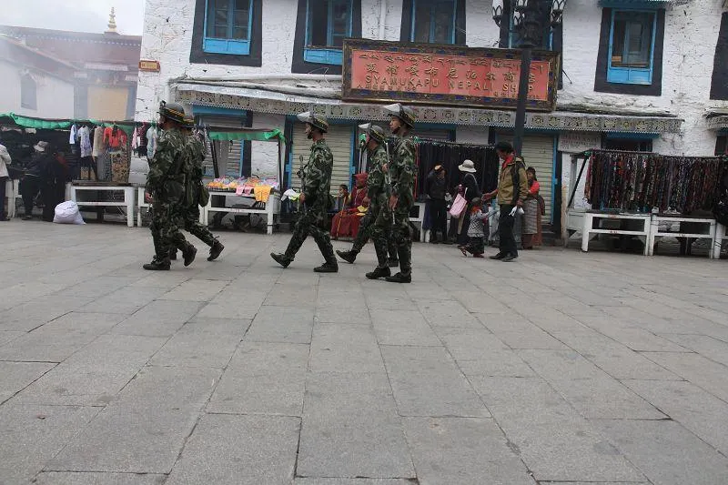 八廓街一景。（何逸琪提供）