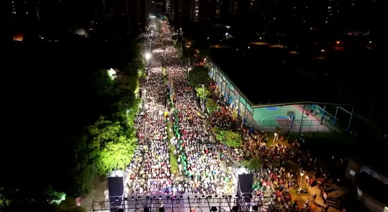 從傍晚開始就湧入人潮，許多民眾搭捷運、騎車、步行前來，長長人龍看不到盡頭，吸引三萬人到場力挺。（圖/徐炳文攝）