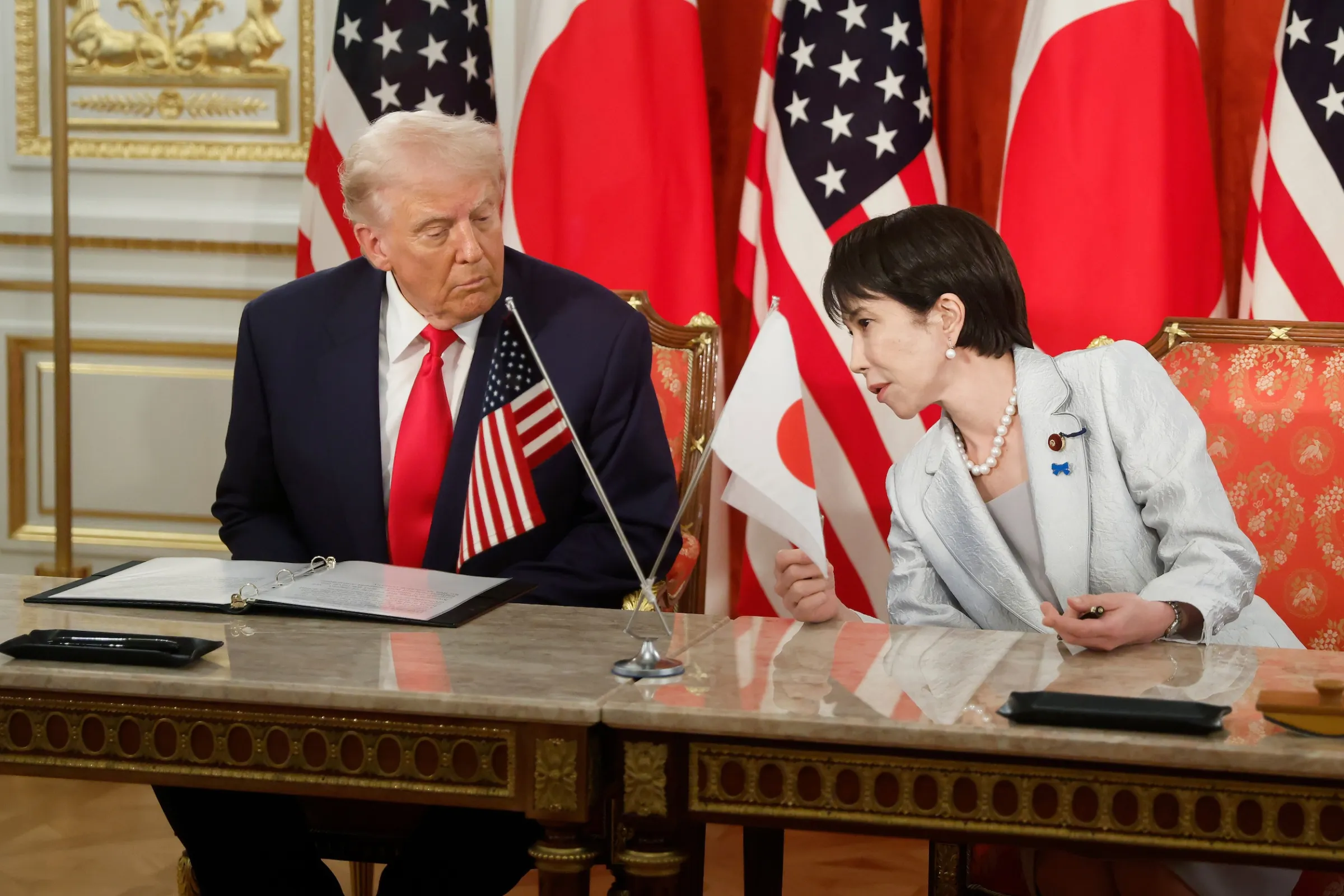 2025年10月28日，日本首相高市早苗在東京赤坂宮國賓館與美國總統川普舉行日美峰會、並且出席簽署儀式。（美聯社）