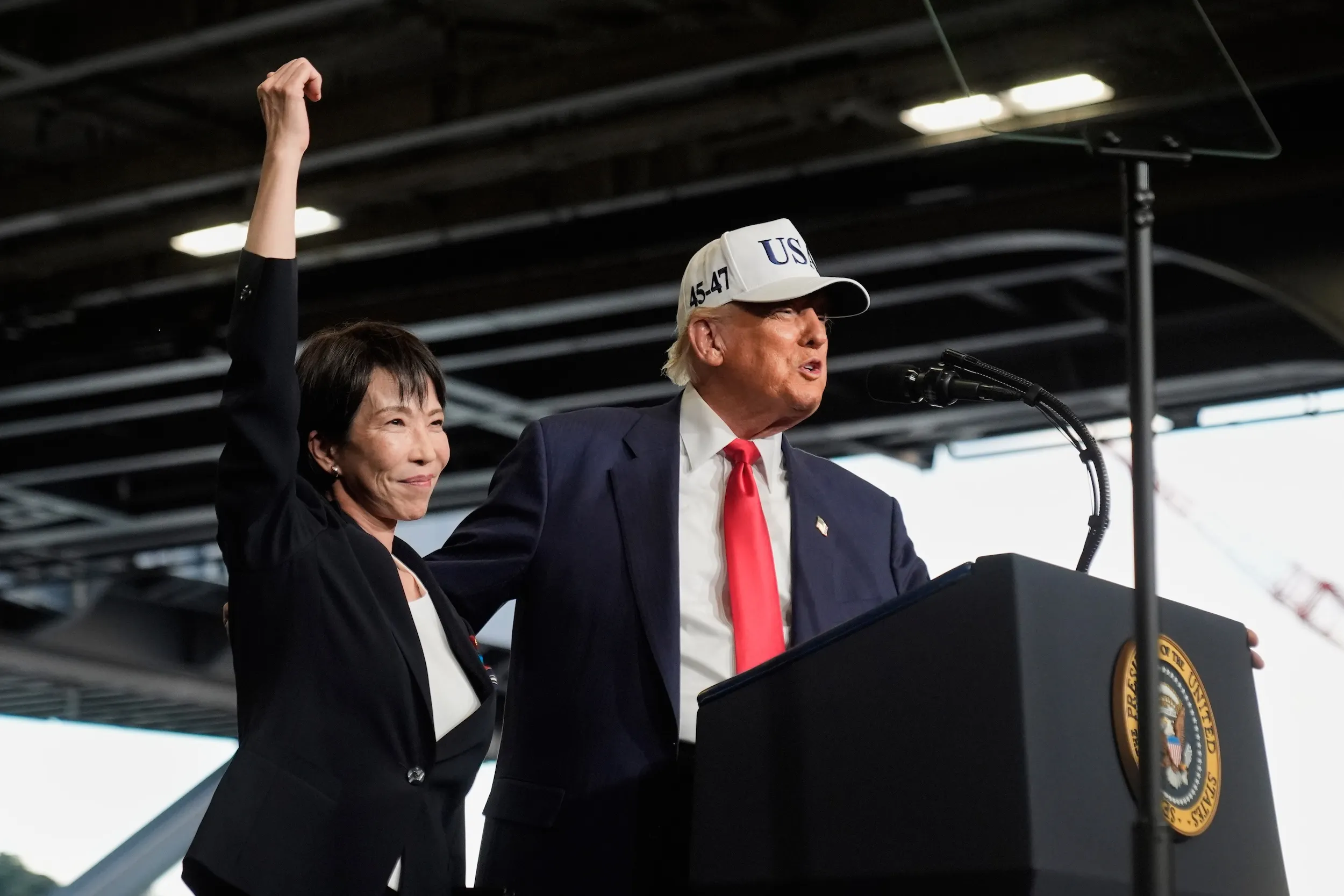 2025年10月28日、アメリカのトランプ大統領がジョージ・ワシントン航空母艦上で日本の高市早苗首相を偉大な女性リーダーと称賛した。（AP）