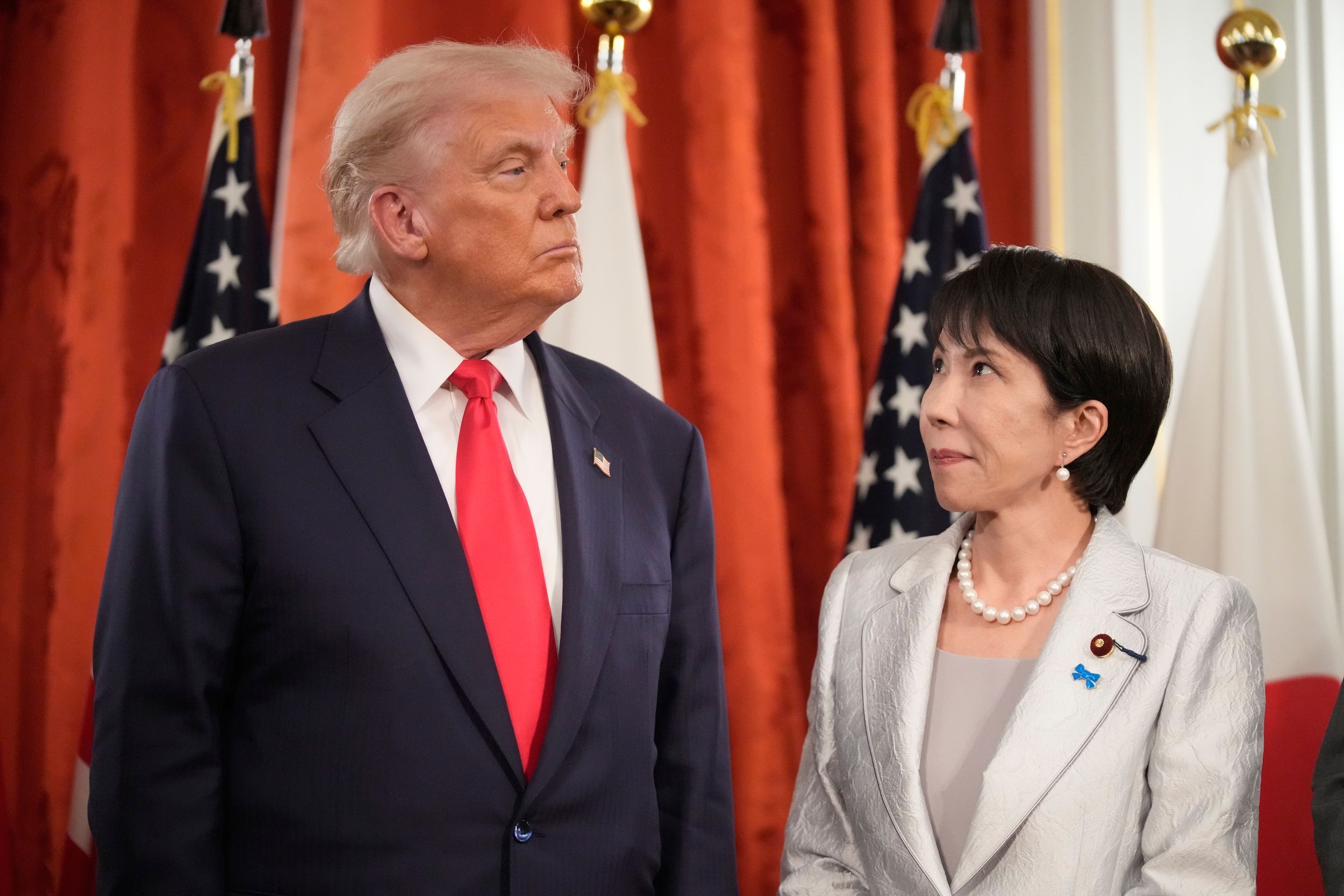 2025年10月28日，美國總統川普與日本首相高市早苗在東京舉行美日峰會。（美聯社）