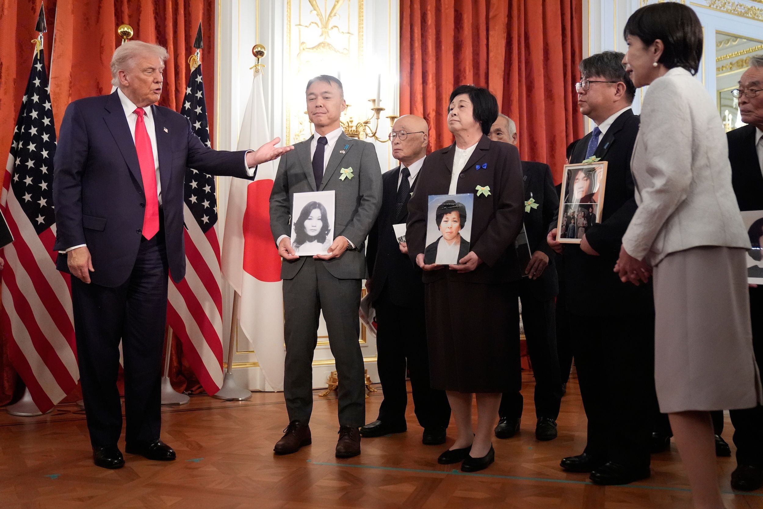 2025年10月28日、米国大統領トランプと日本首相高市早苗が北朝鮮に拉致された人質の被害者家族と会見。（美聯社）