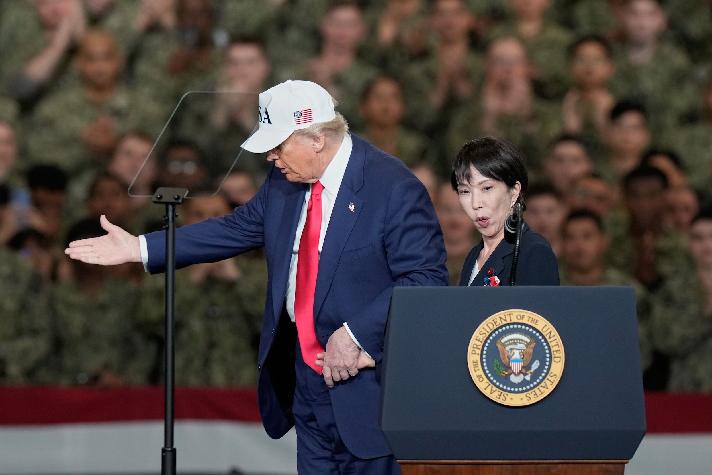 2025年10月28日，美國總統川普在喬治華盛頓號航空母艦上稱讚日本首相高市早苗是偉大的女性領導人。（美聯社）