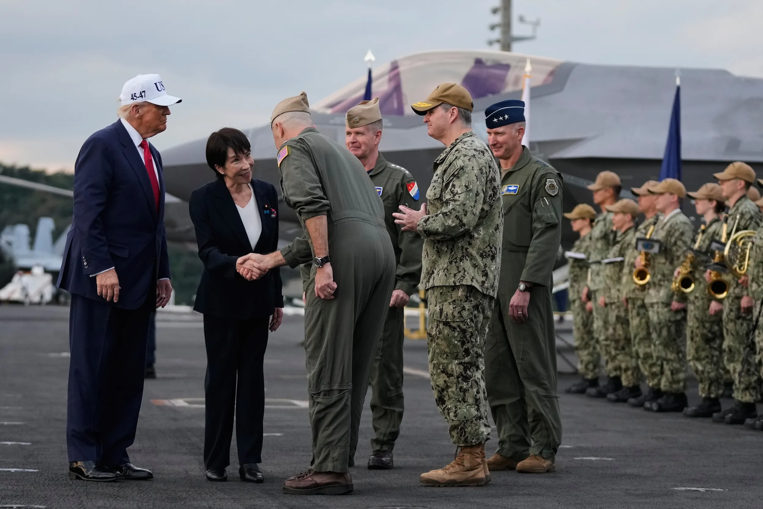 2025年10月28日、美國總統川普與日本首相高市早苗共同登上美軍的喬治華盛頓號航空母艦。（美聯社）