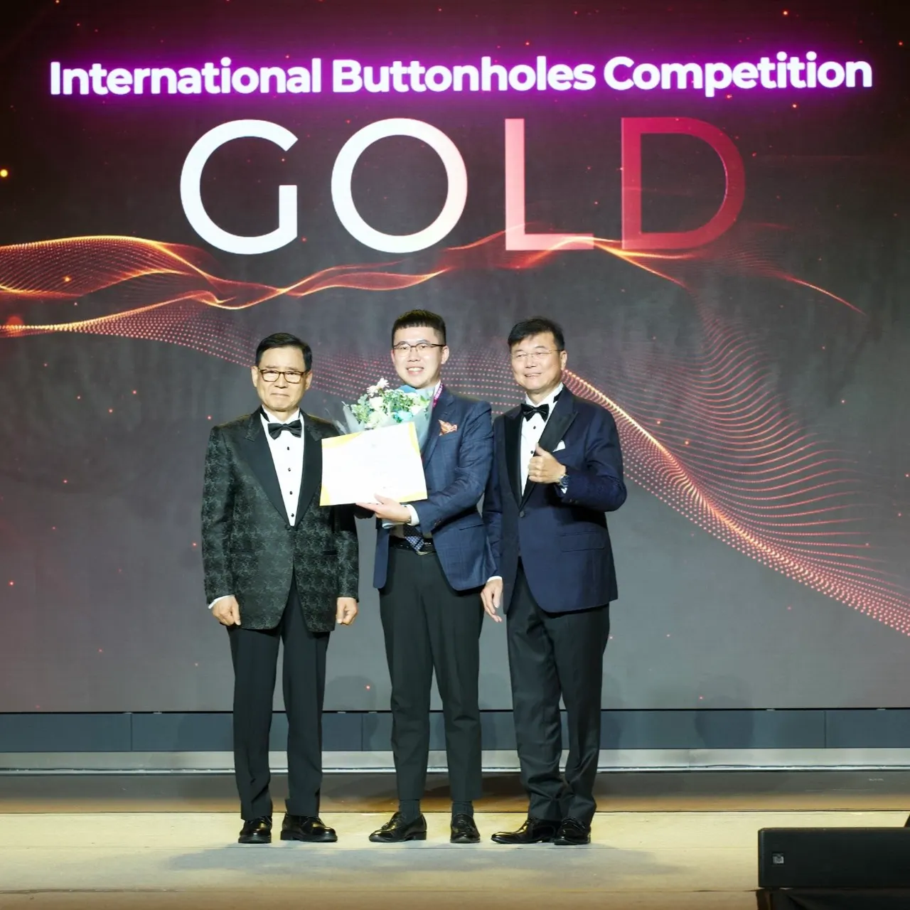 李建曄(中)在「第40世界洋服同業聯盟大會」國際比賽中以精湛的手工縫製技術榮獲金牌。（圖／勞動力發展署桃竹苗分署提供）