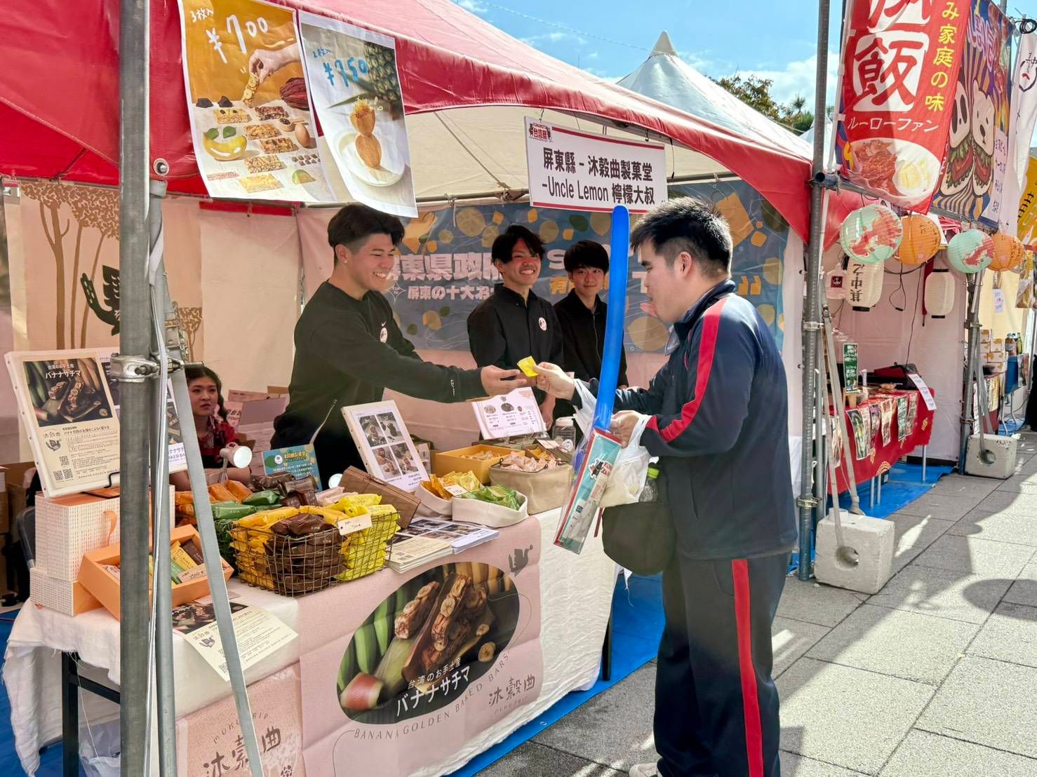 屏東縣政府特別安排十大伴手禮店家前進熊本，吸引現場民眾駐足停留。（圖／屏東縣政府傳播處提供）