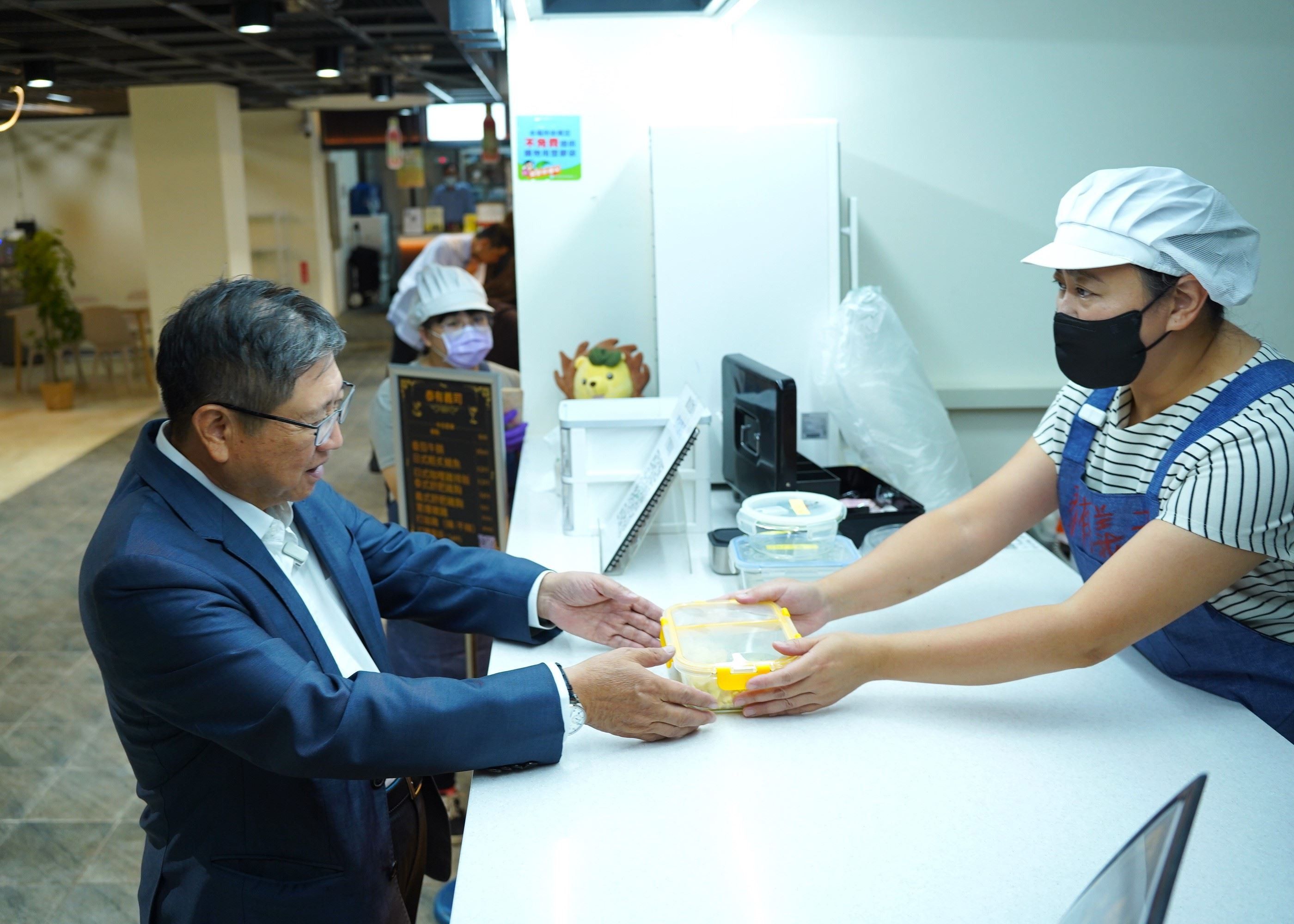 楊文科以點餐情境開場，主動向店家要求「請給我一份打拋豬飯，另外飯給我少一點」。（圖／新竹縣政府提供）