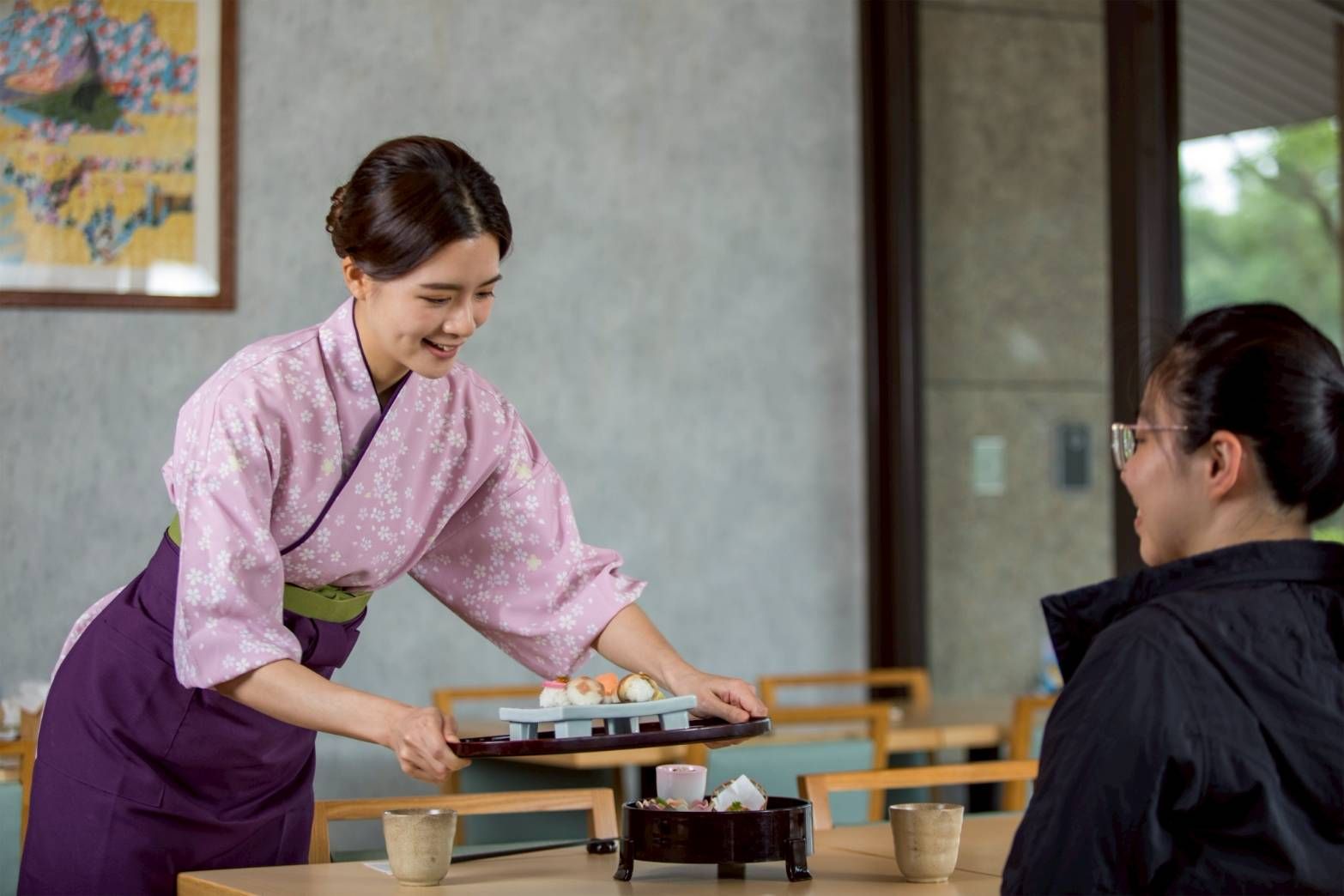  京都二条茶寮以細膩入微的日式服務款待每位顧客，從擺盤到茶香皆展現京都匠心，讓人於用餐間感受被溫柔療癒的片刻。（圖／京都二条茶寮提供）