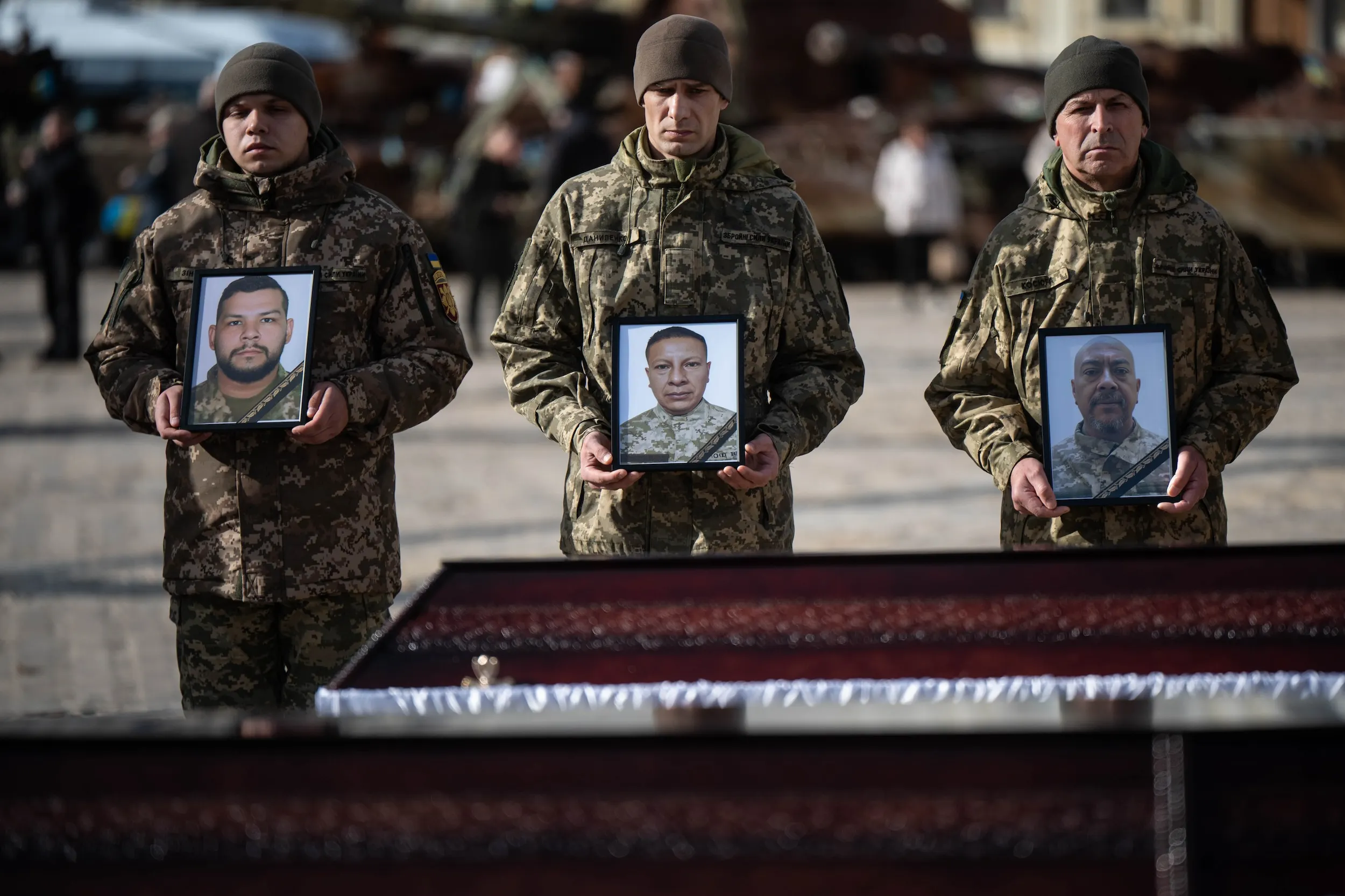 2025年10月28日，烏克蘭基輔市中心，烏軍士兵在告別儀式上手持於俄烏戰爭中陣亡的哥倫比亞志願軍戰士遺照。（美聯社）