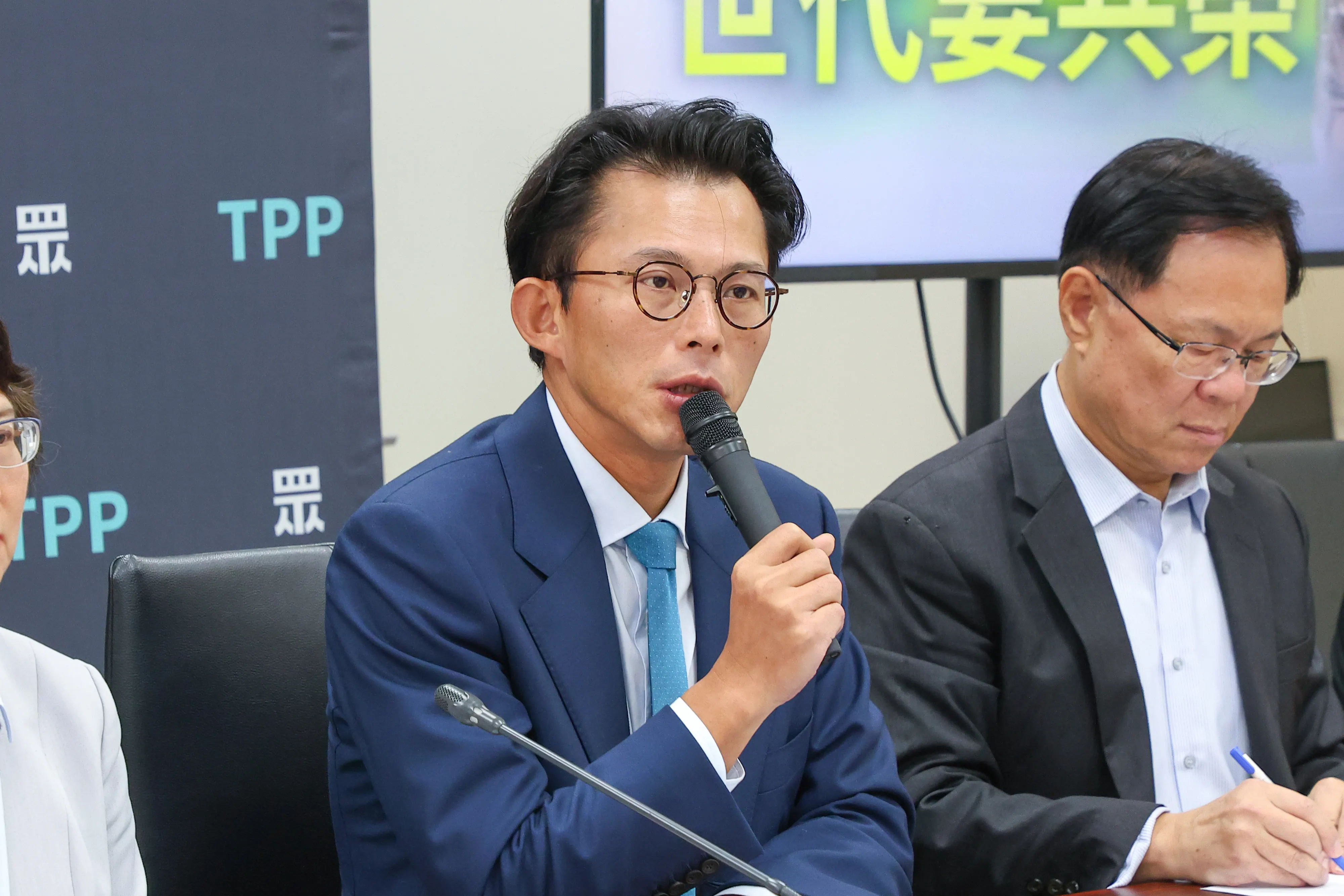 20251104-民眾黨総召黄國昌4日記者会見で「改正法案の公平性」を訴え。（顔麟宇撮影）