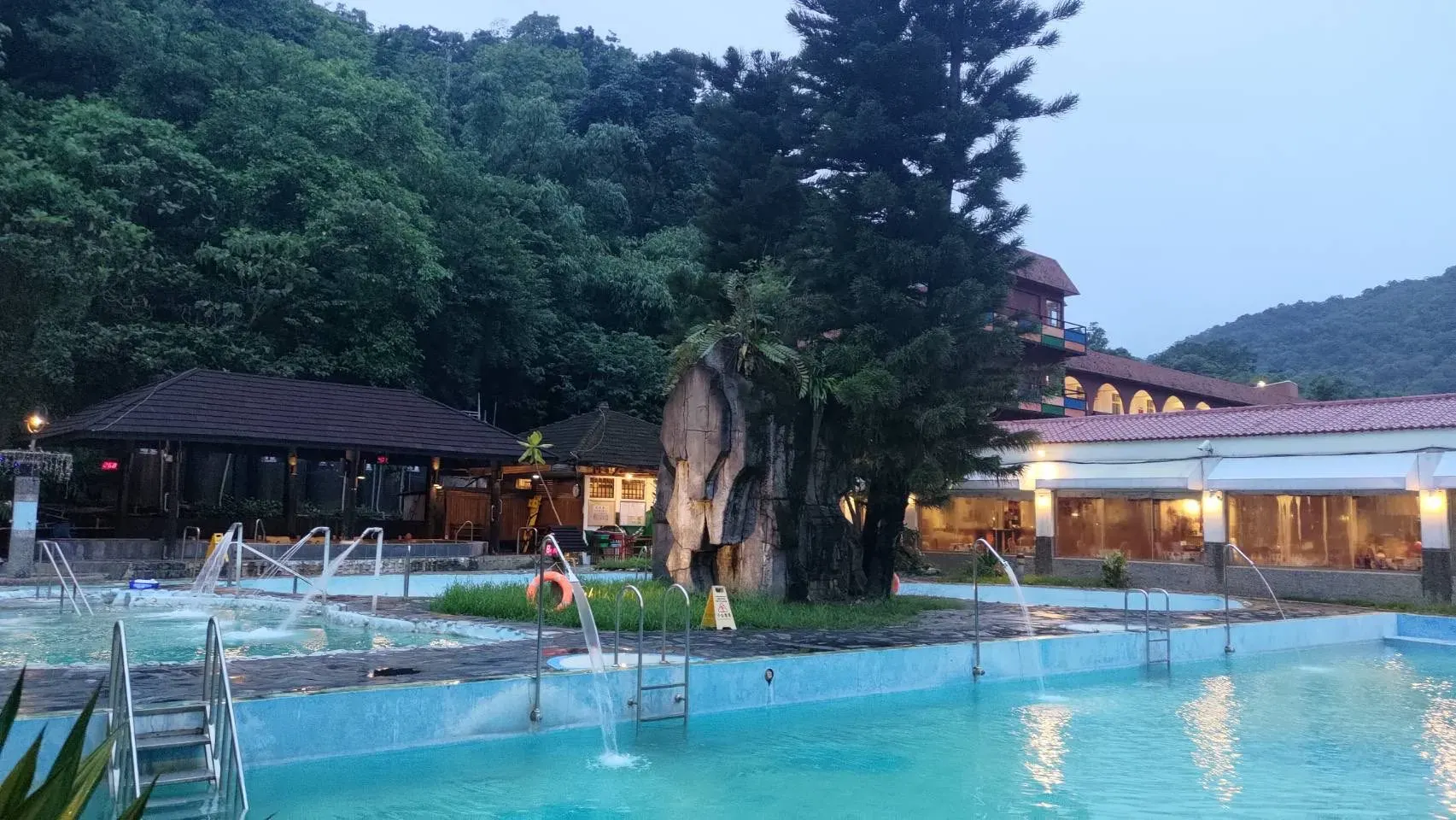 台東的知本溫泉素有「東台第一景」的美譽，是全台規模最完善的知名溫泉鄉。（圖／知本泓泉溫泉渡假村臉書粉專）