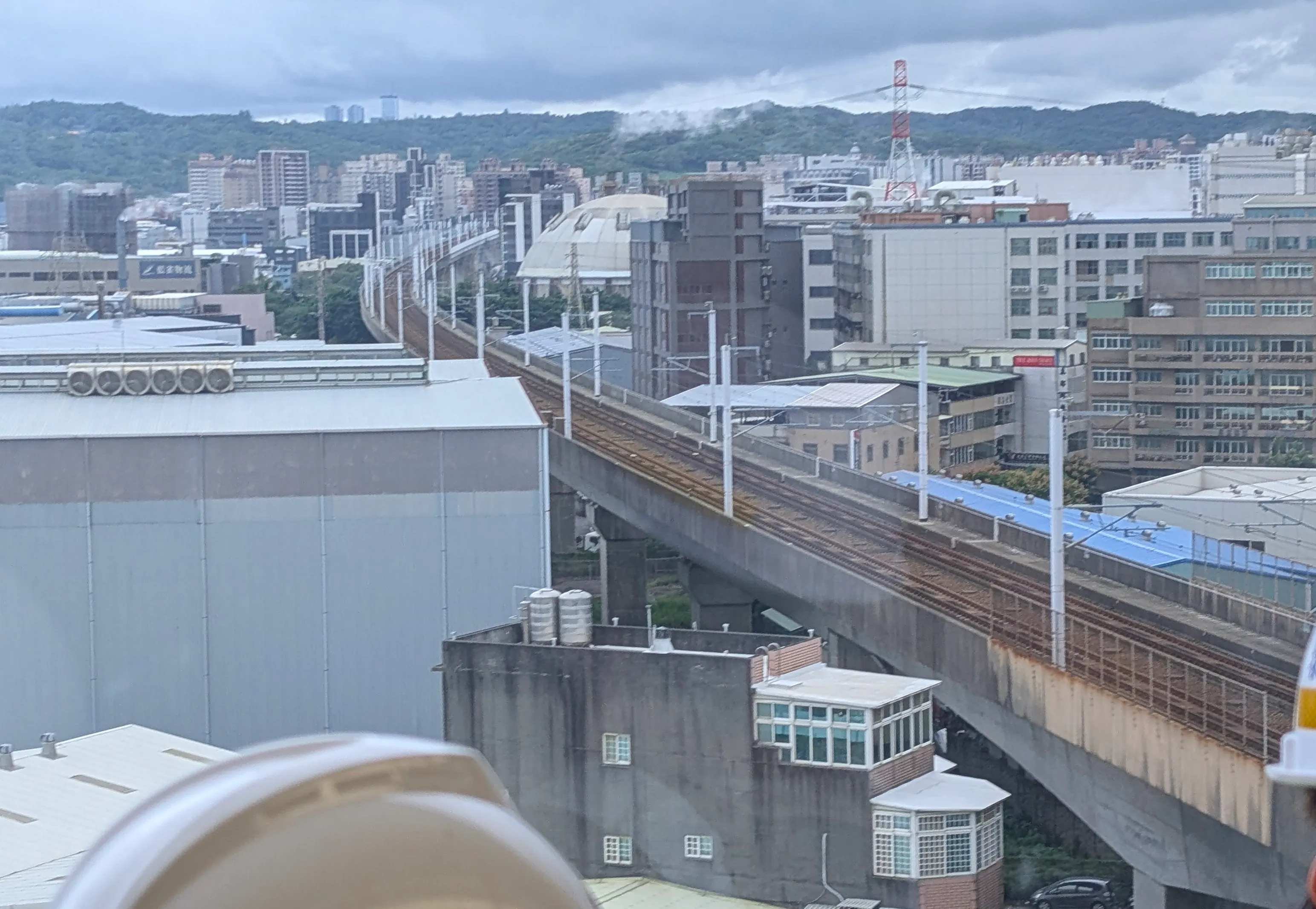 列車間行駛間跨越高鐵上方。（圖／王維傑攝）
