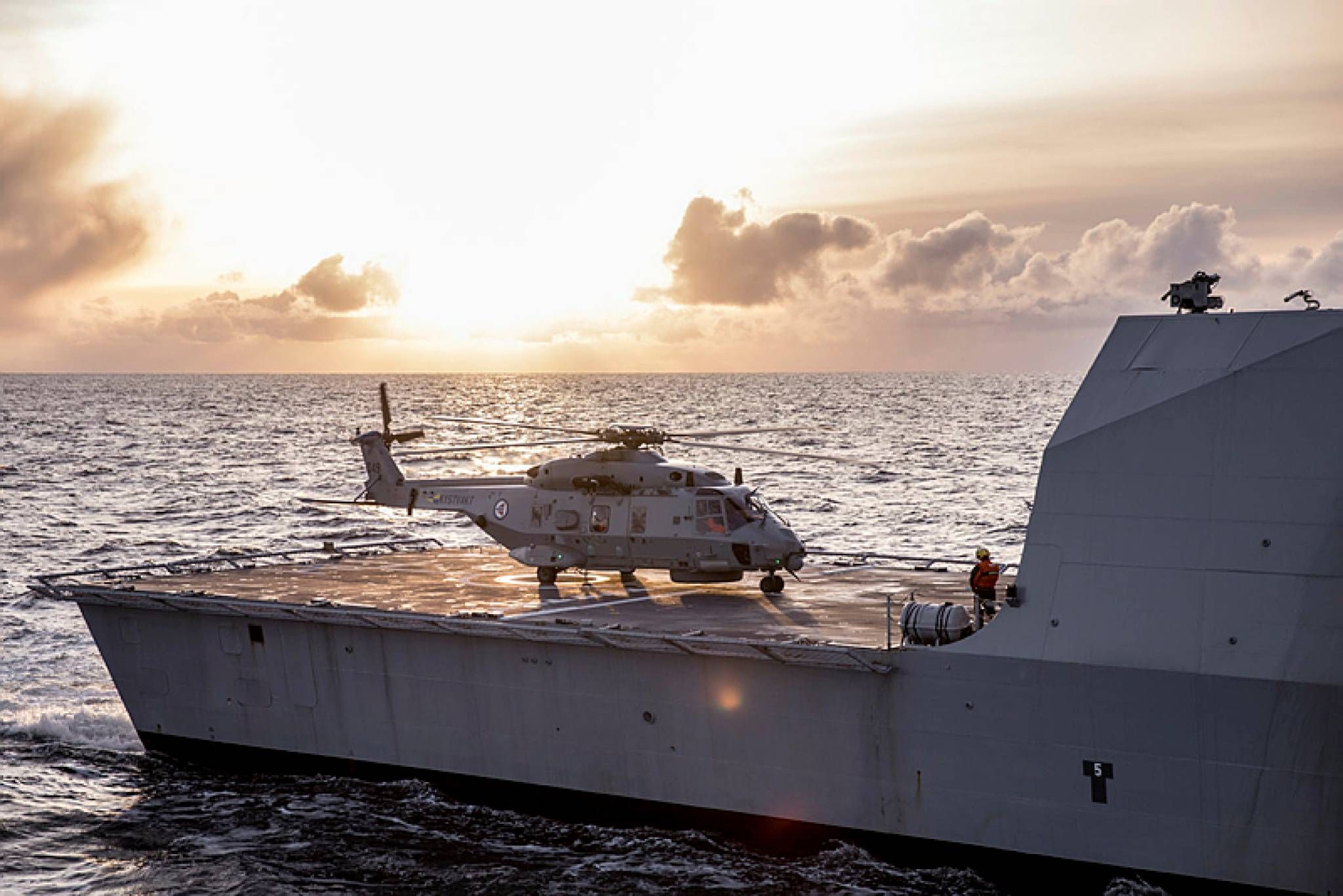 挪威空軍麾下的NH90直升機停靠在軍艦甲板。（翻攝自挪威國防部）