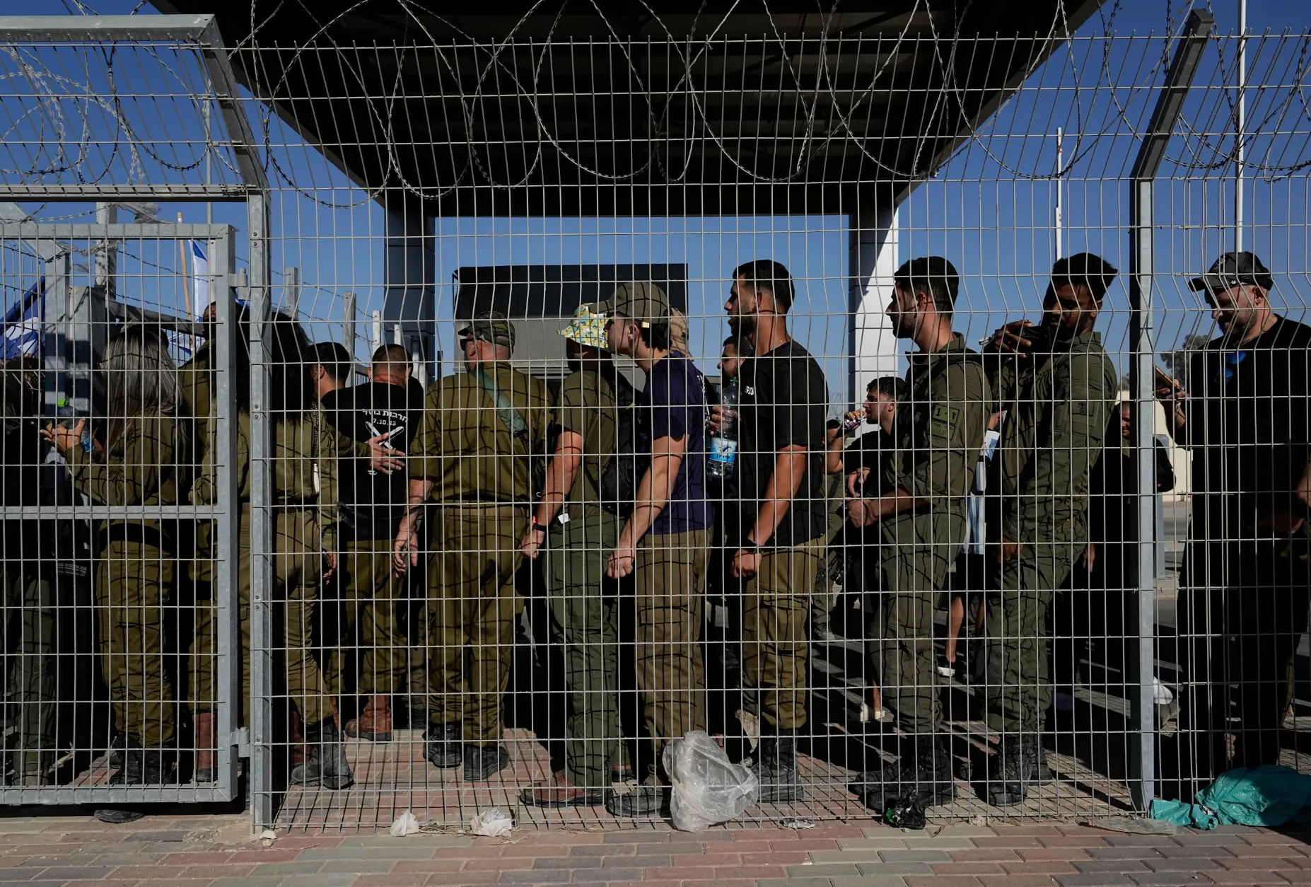 聚集在加薩走廊邊境斯代泰曼（Sde Teiman）軍事拘留中心的以色列國防軍（IDF）士兵。（美聯社）