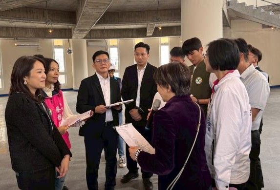 新竹縣教育局長楊郡慈（左一）希望中央與地方攜手，把最好的資源帶給孩子，竹縣持續協助學校優先爭取關鍵設備，讓計畫儘快落實。（圖／新竹縣政府提供）