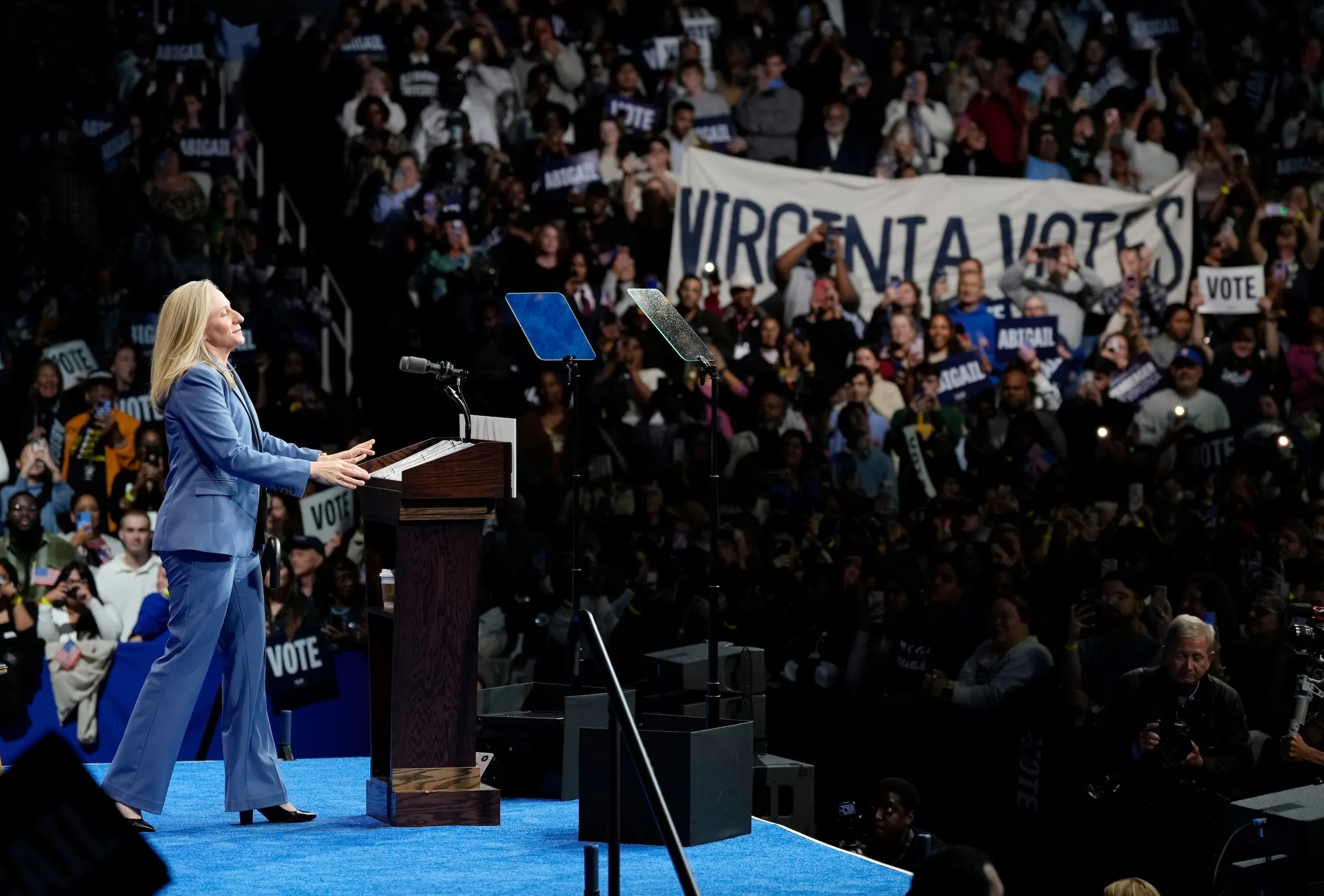 2025年11月1日、アメリカ前大統領オバマが民主党バージニア州知事候補スパンバーガー氏の応援演説を行った。（AP通信）