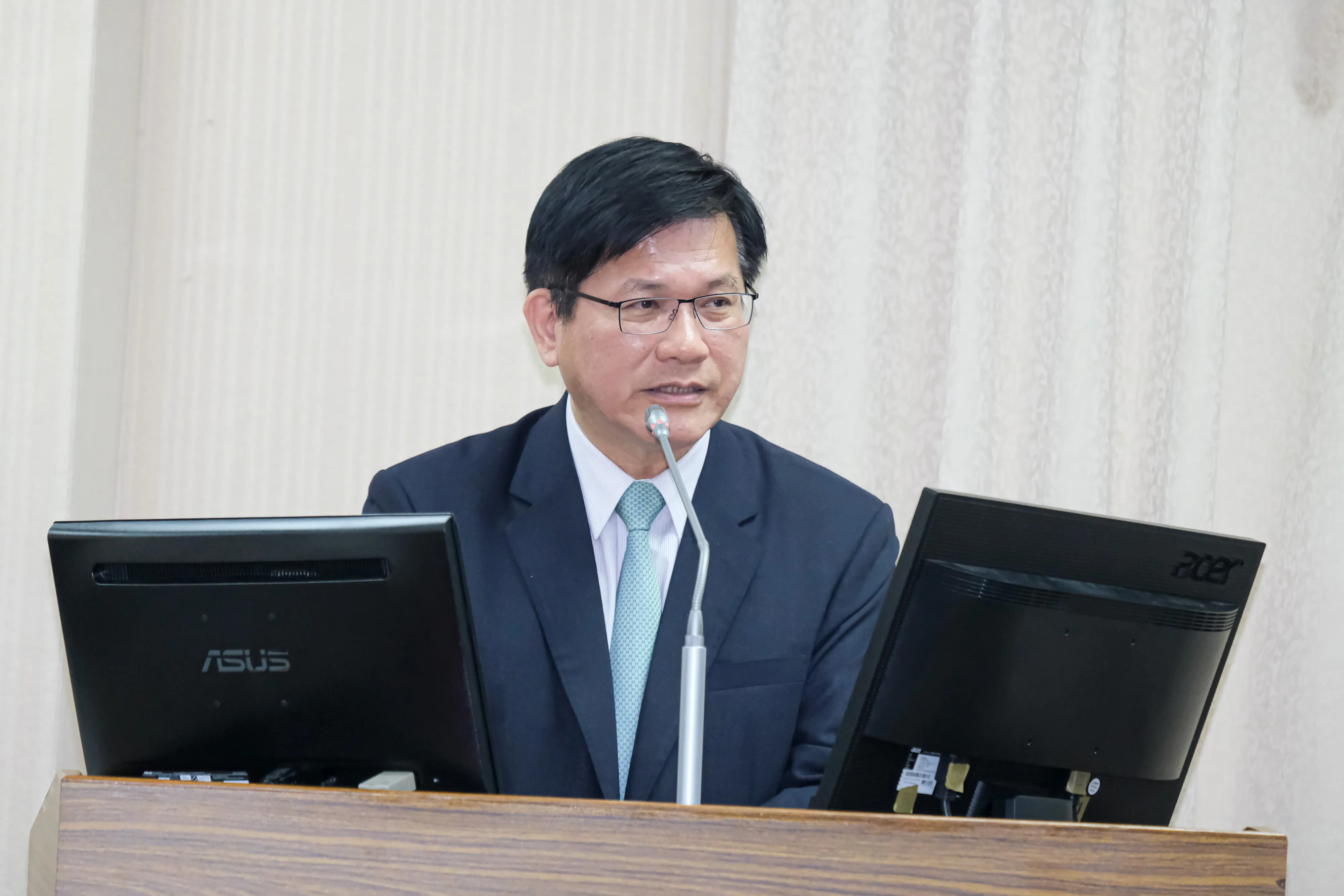 20251105-外交部長林佳龍5日赴立法院備詢。（劉偉宏攝）