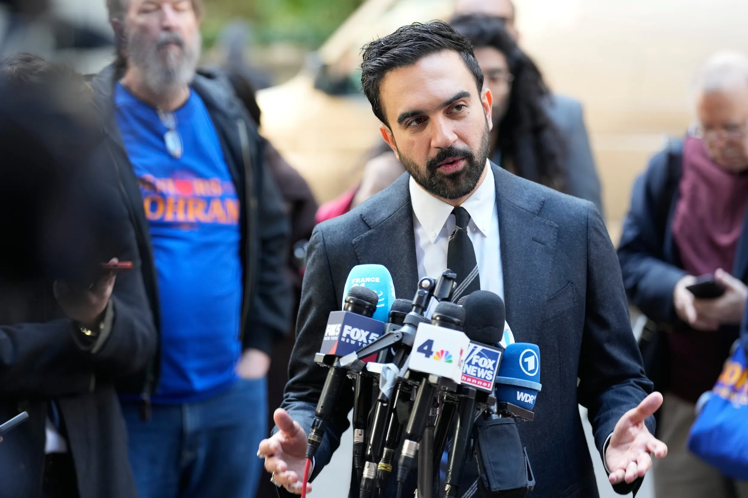 2025年10月27日、ニューヨーク市市長候補者ゾーラン・マンディーニ氏がニューヨークで有権者に挨拶する。（AP通信）