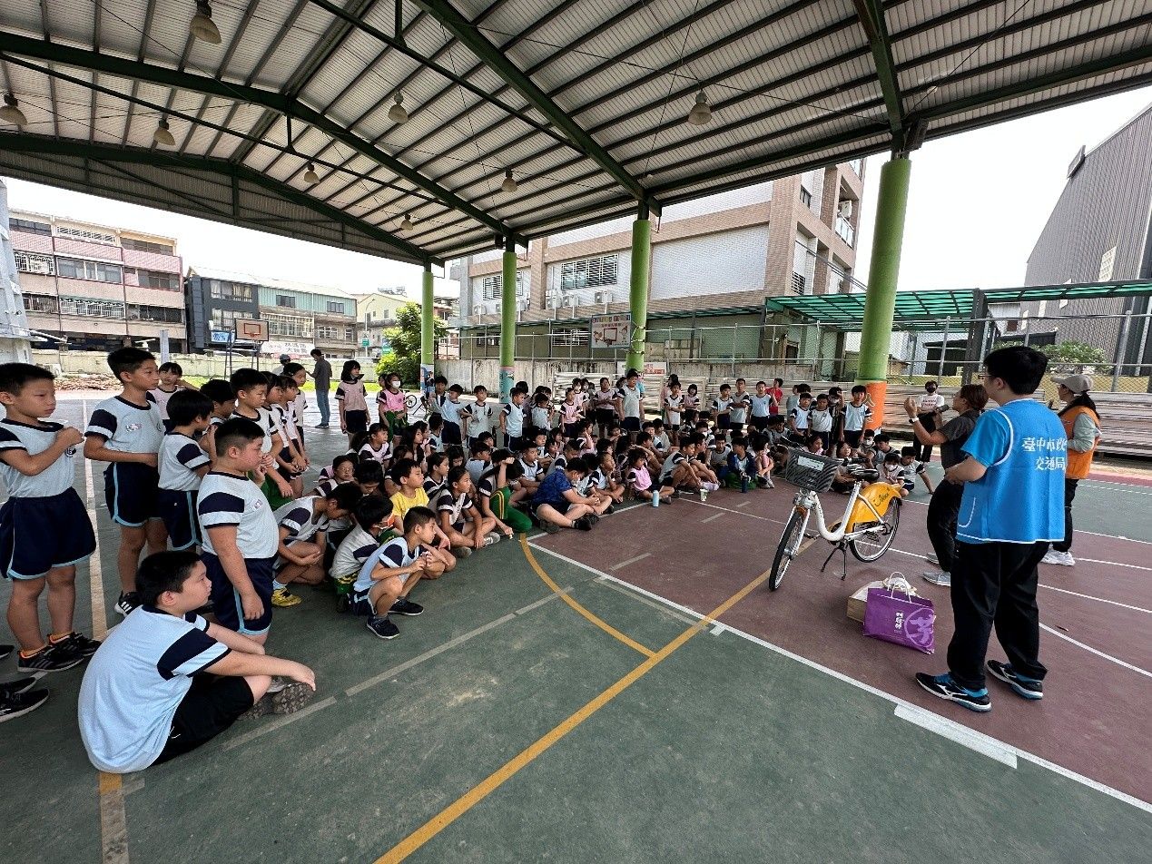 中市府道安團隊深入校園辦理交通安全宣導，讓交通安全教育從小向下扎根。(圖/台中市政府新聞局)