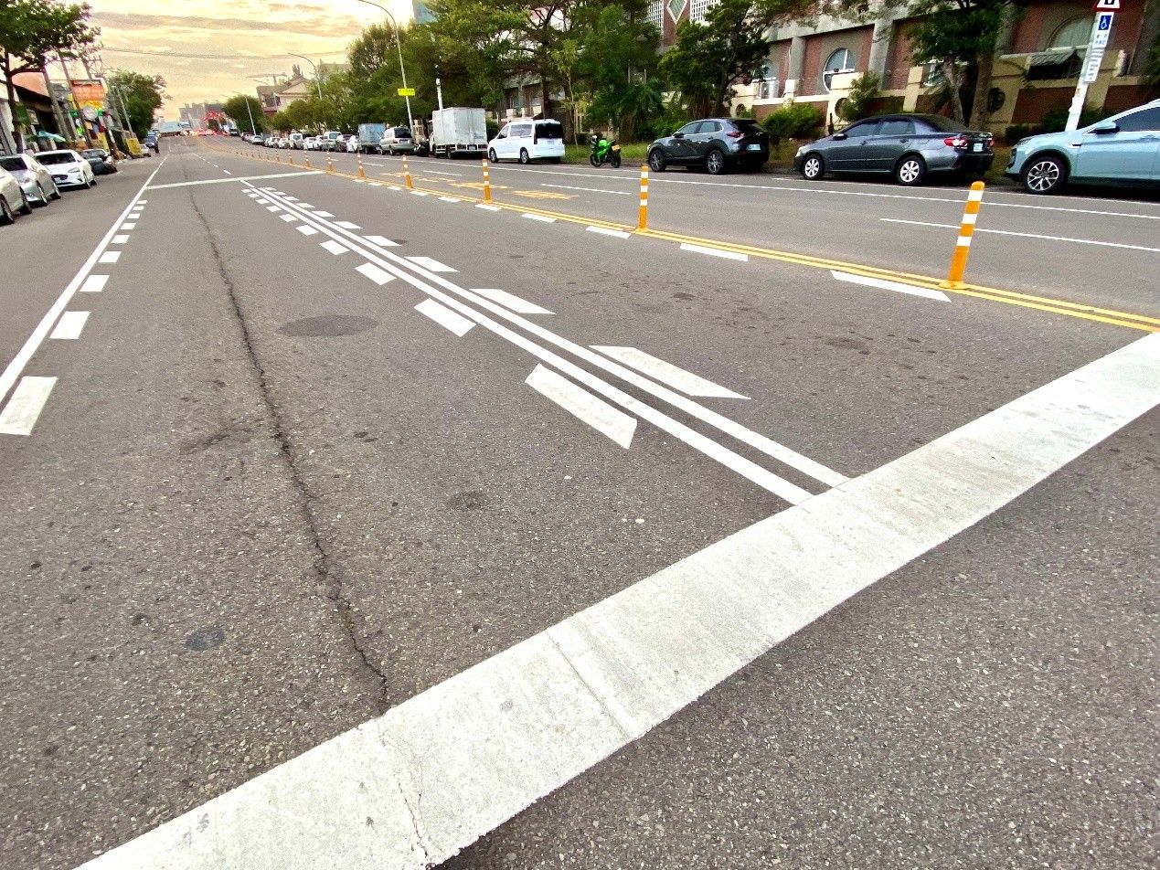 交通局在市立啟聰學校前劃設視覺化減速標線，外觀類似白色鋼琴鍵，促使駕駛因視覺變化而自動減速。(圖/台中市政府新聞局)