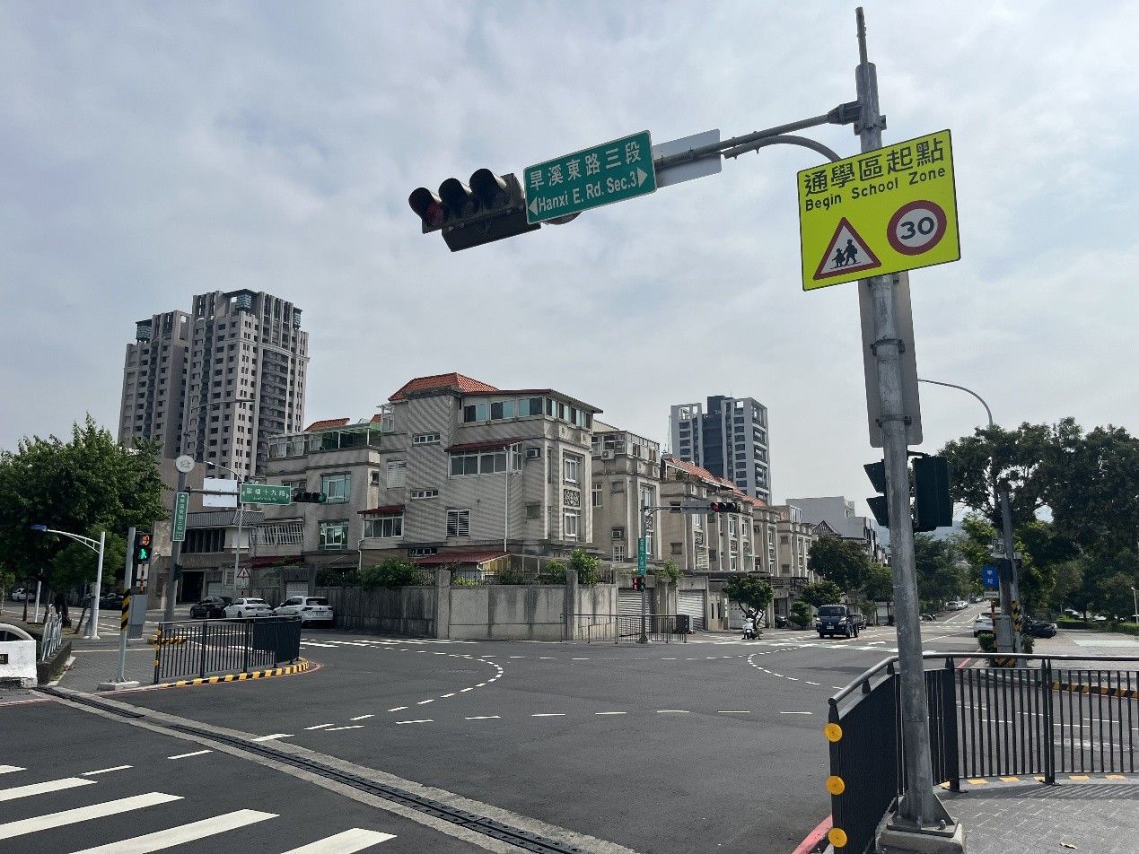 交通局於校園周邊設置通學區標誌，提醒駕駛減速慢行。(圖/台中市政府新聞局)