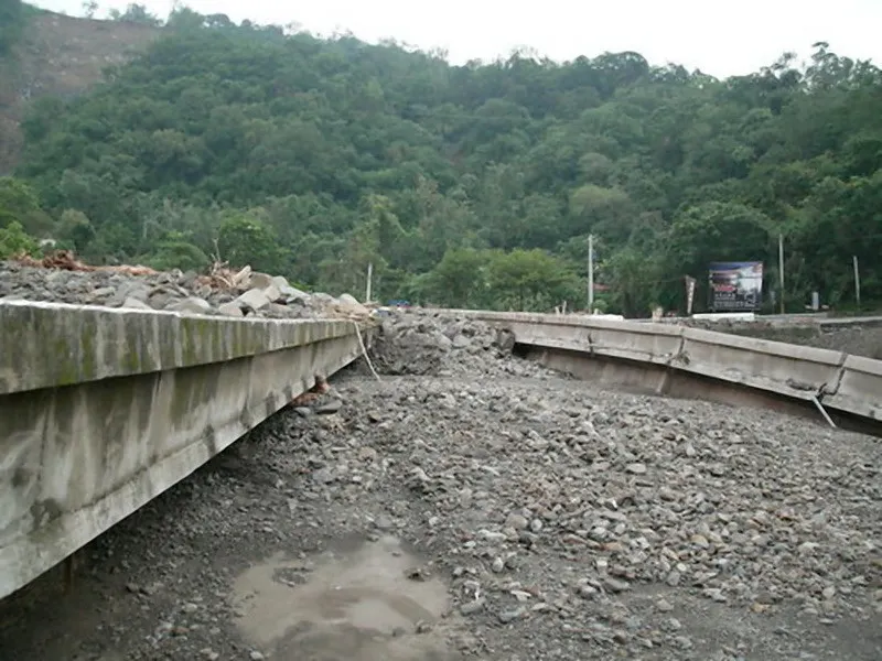 (圖二) 莫拉克颱風因河床含大量巨石使台20線建山一號橋損毀。（作者提供）